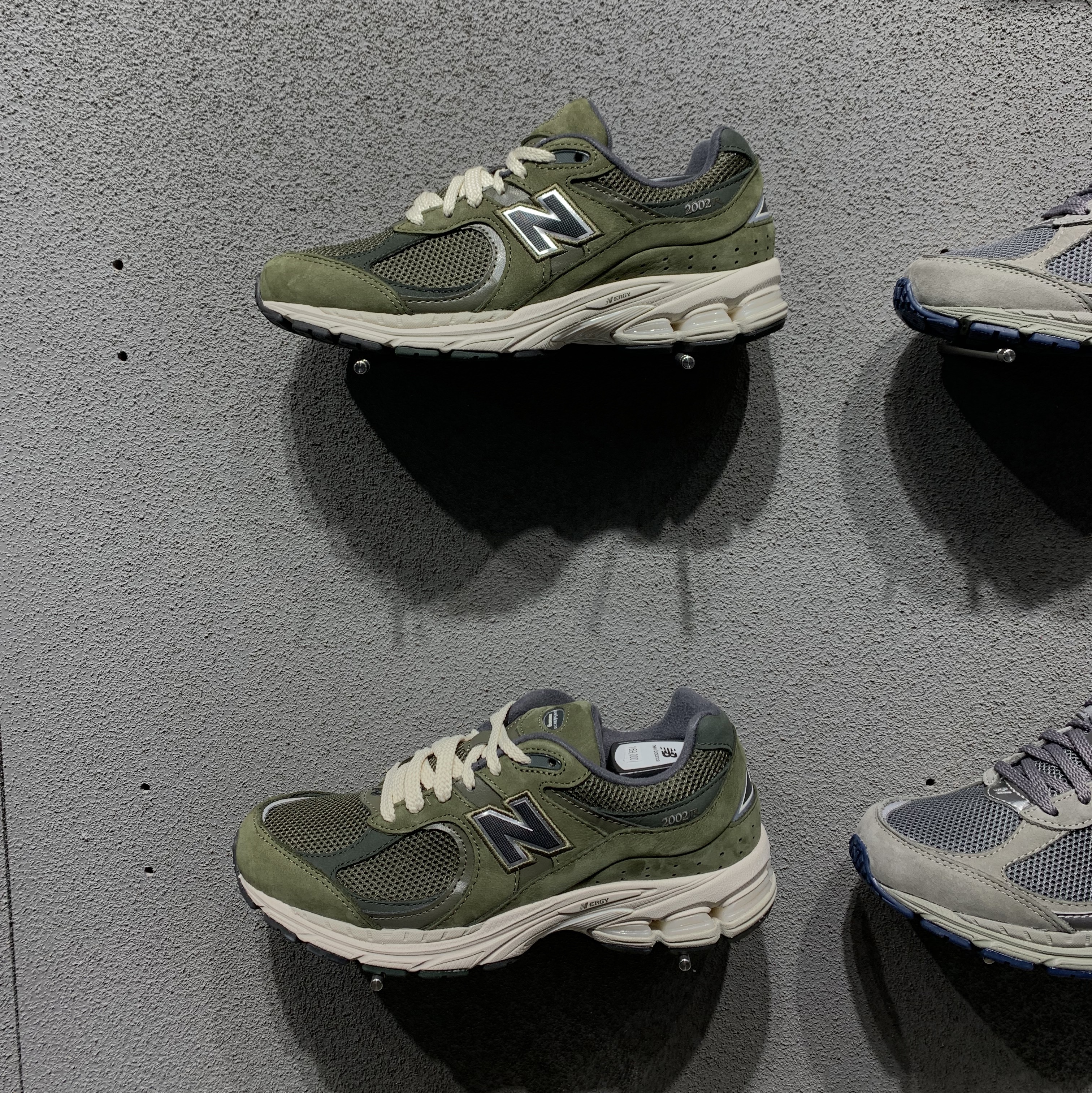 New Balance 2002R Grape Leaf, New Balance 2002R Black 착용 스타일 - 2