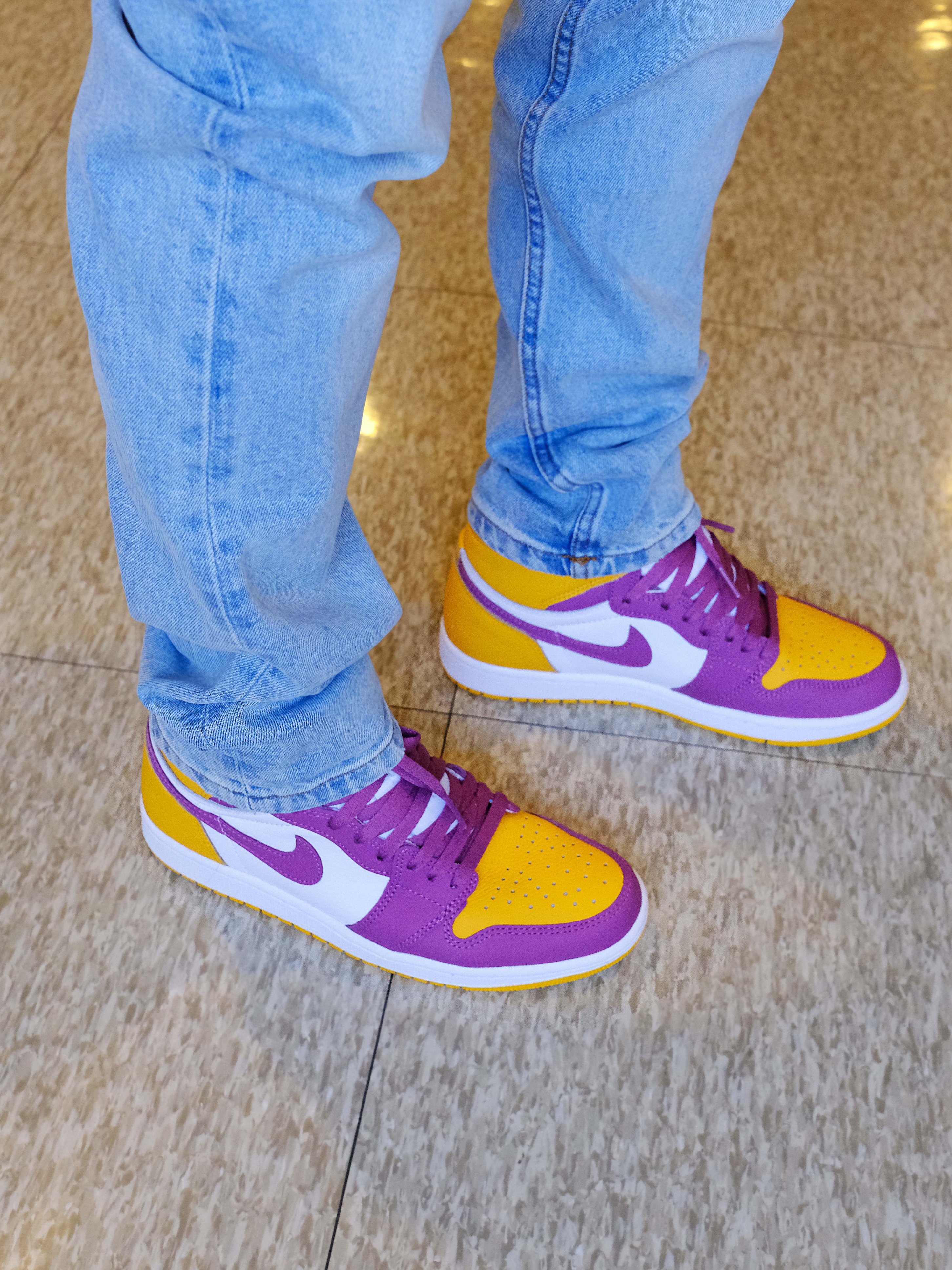 Jordan 1 Retro High OG University Gold Light Bordeaux, (GS) Jordan 1 Retro High OG University Gold Light Bordeaux 착용 스타일 - 1