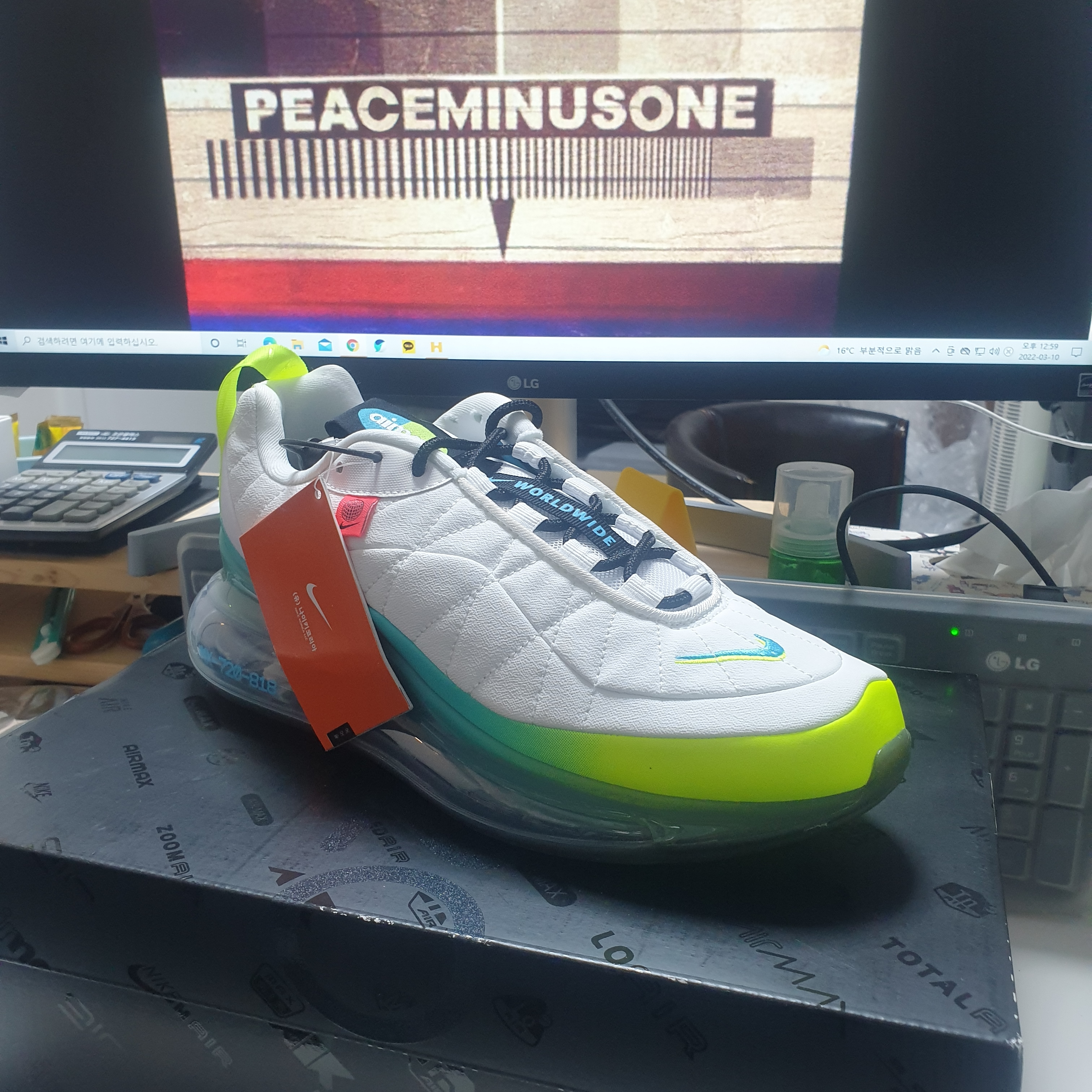 Nike Air Max 720-818 Worldwide Pack White Blue Fury Volt 착용 스타일 - 1