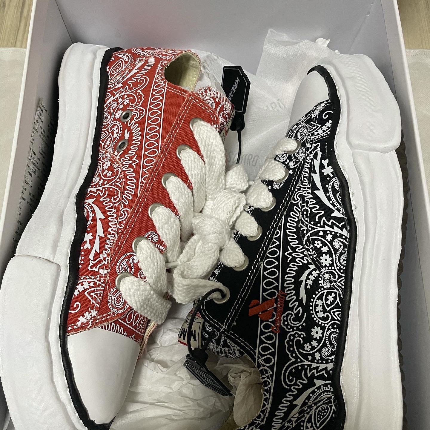 Maison Mihara Yasuhiro x Casestudy Peterson OG Sole Bandana Low-top Sneakers Unmatched 착용 스타일 - 2
