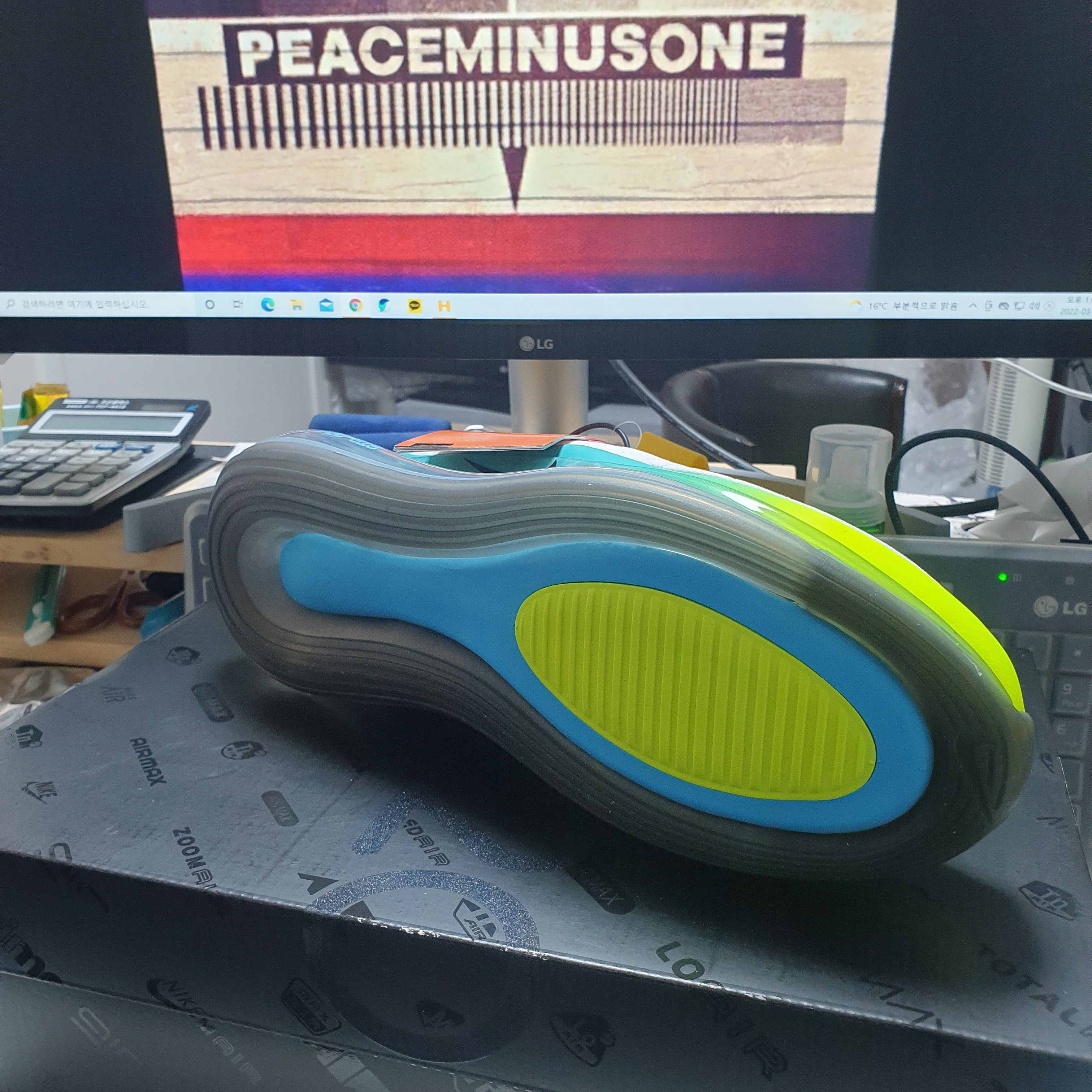 Nike Air Max 720-818 Worldwide Pack White Blue Fury Volt 착용 스타일 - 3