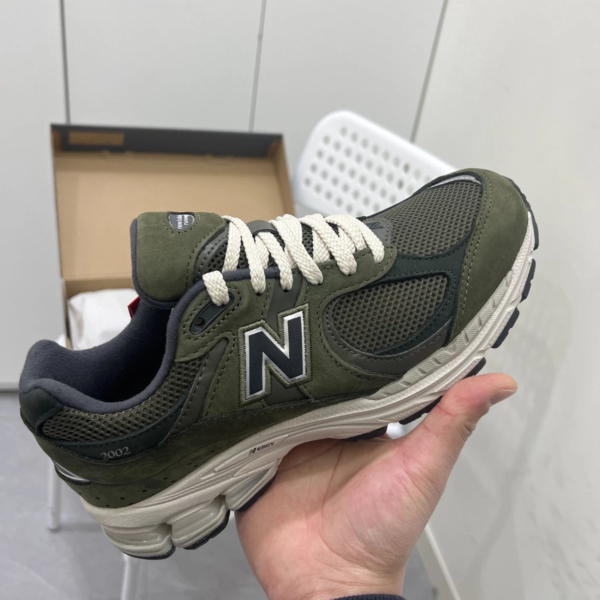 New Balance 2002R Grape Leaf 착용 스타일