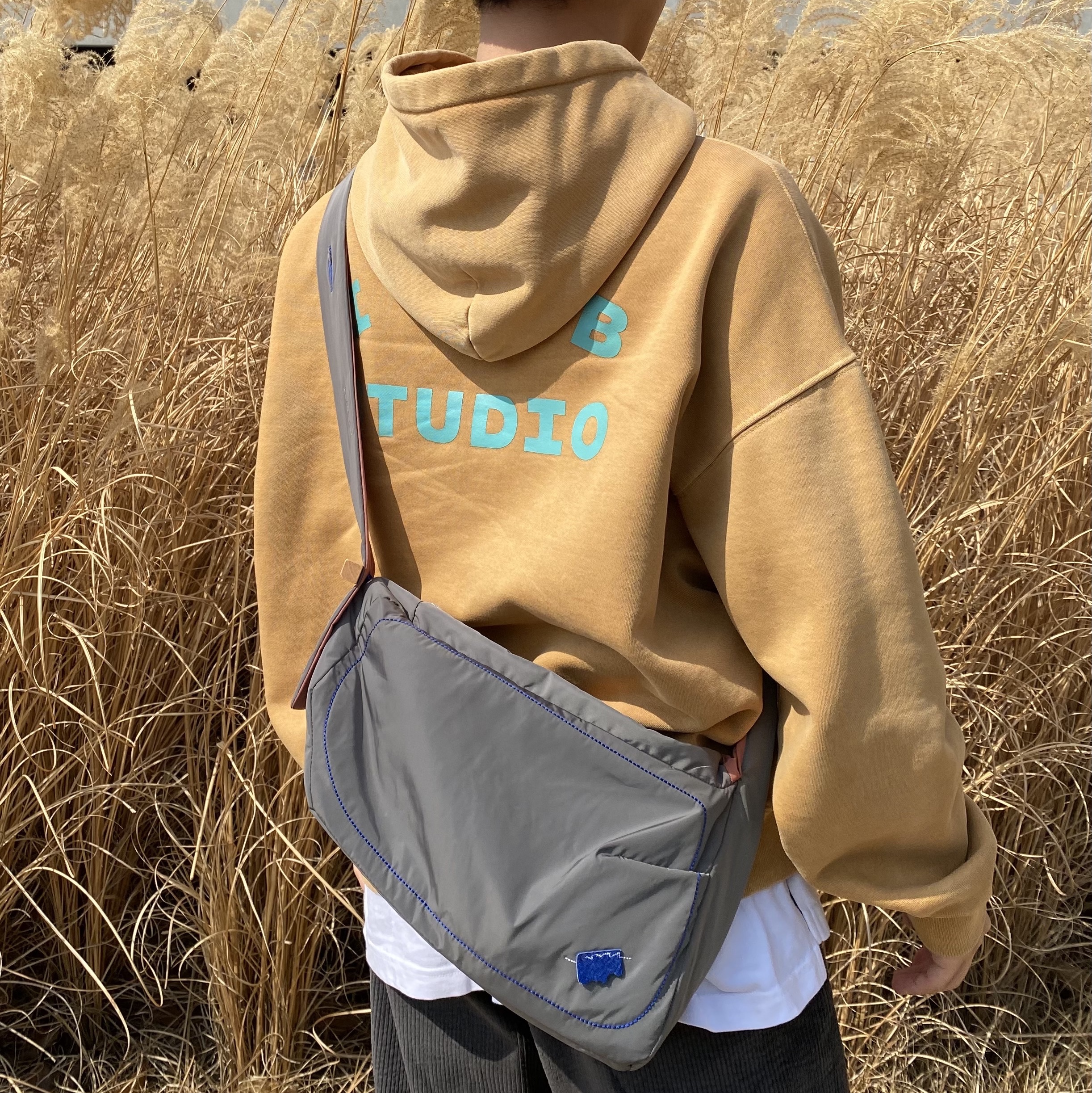 IAB Studio Hoodie Camel Yellow 착용 스타일