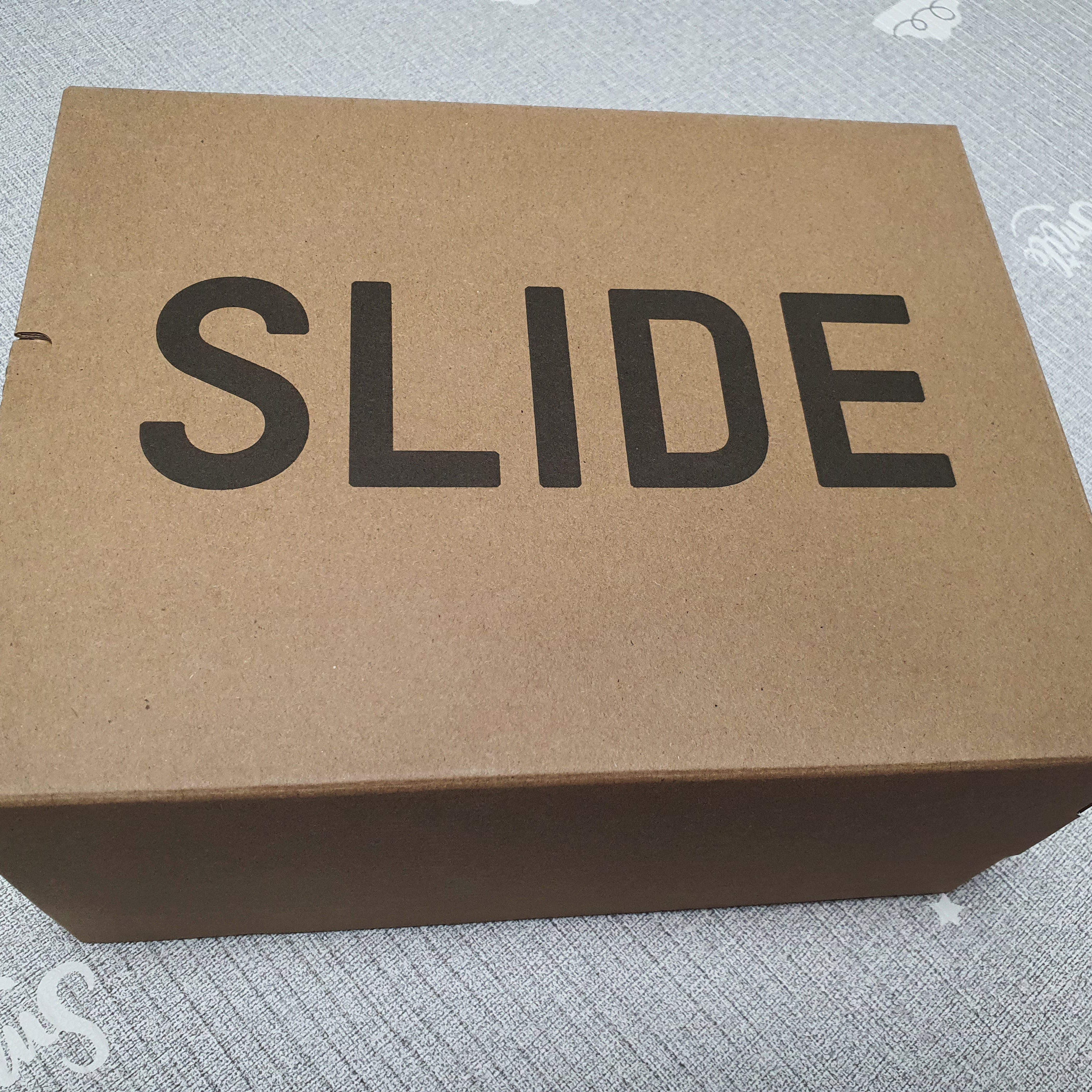 Adidas Yeezy Slide Onyx 착용 스타일 - 1
