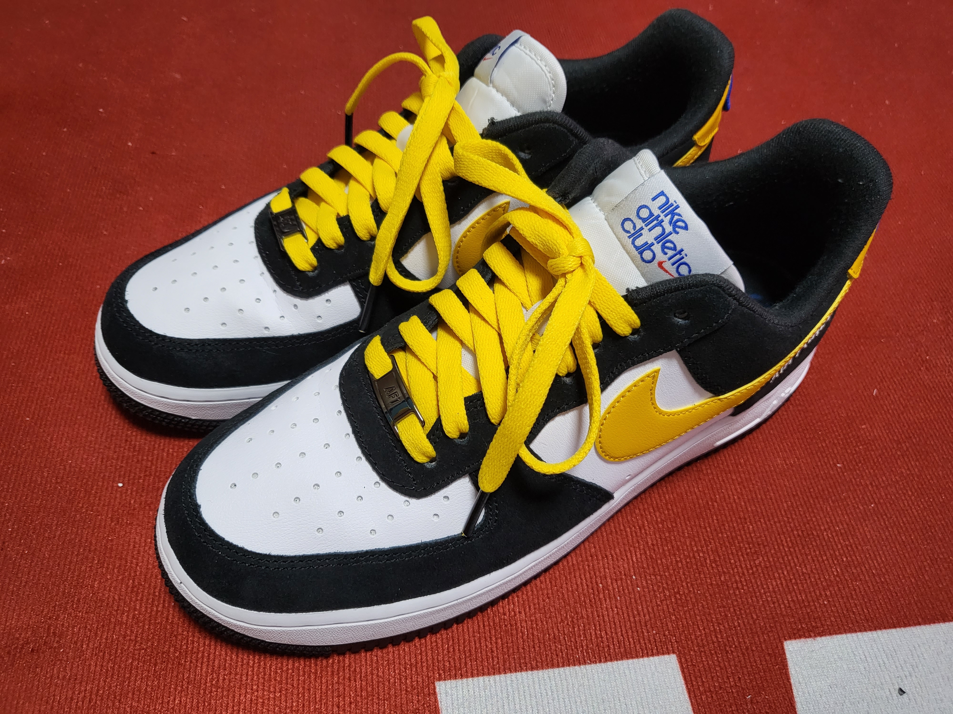 Nike Air Force 1 '07 LV8 Athletic Club Black Dark Sulfur 착용 스타일