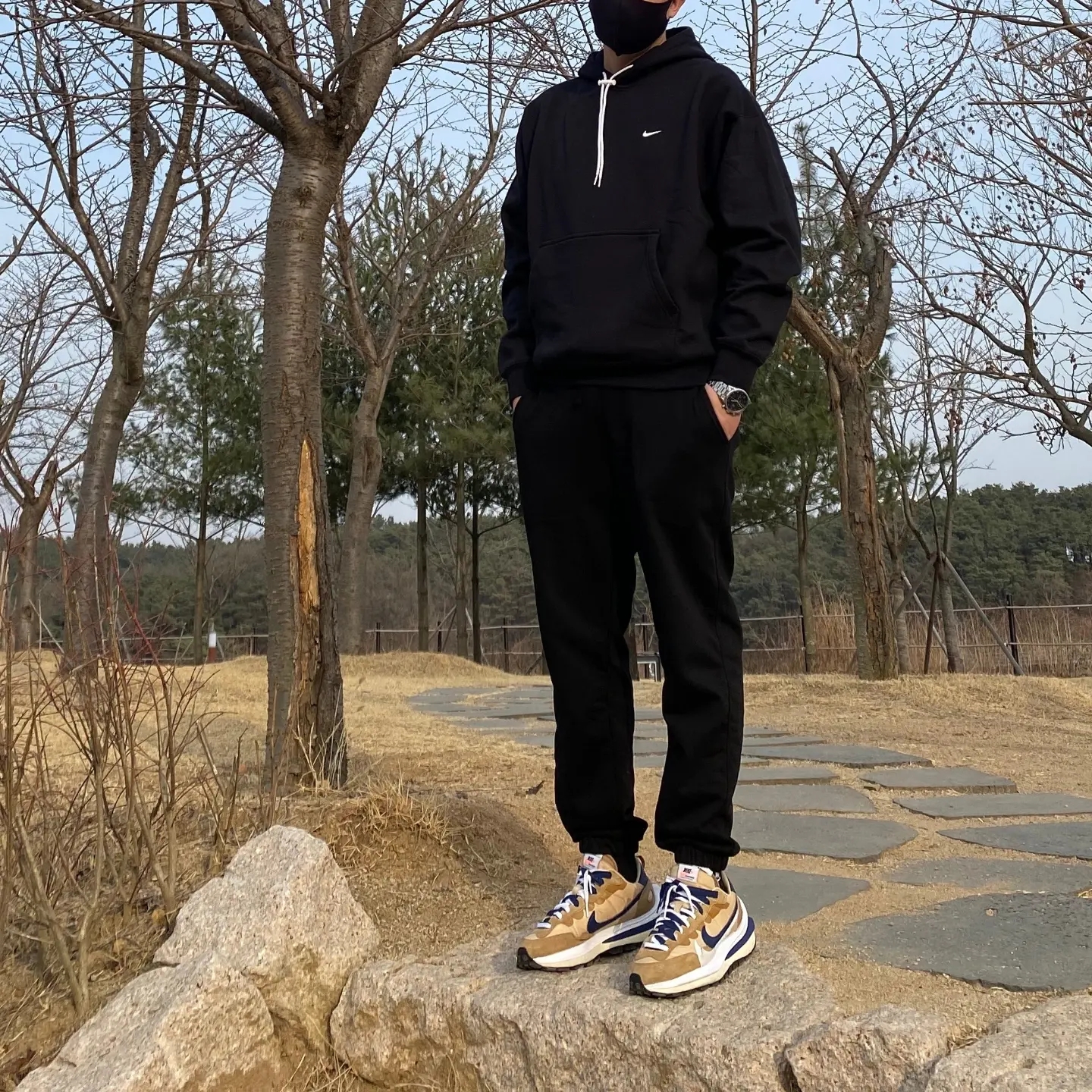 Nike x Sacai VaporWaffle Sesame and Blue Void, Nike NRG Solo Swoosh Fleece Hoodie Black White - US/EU 착용 스타일