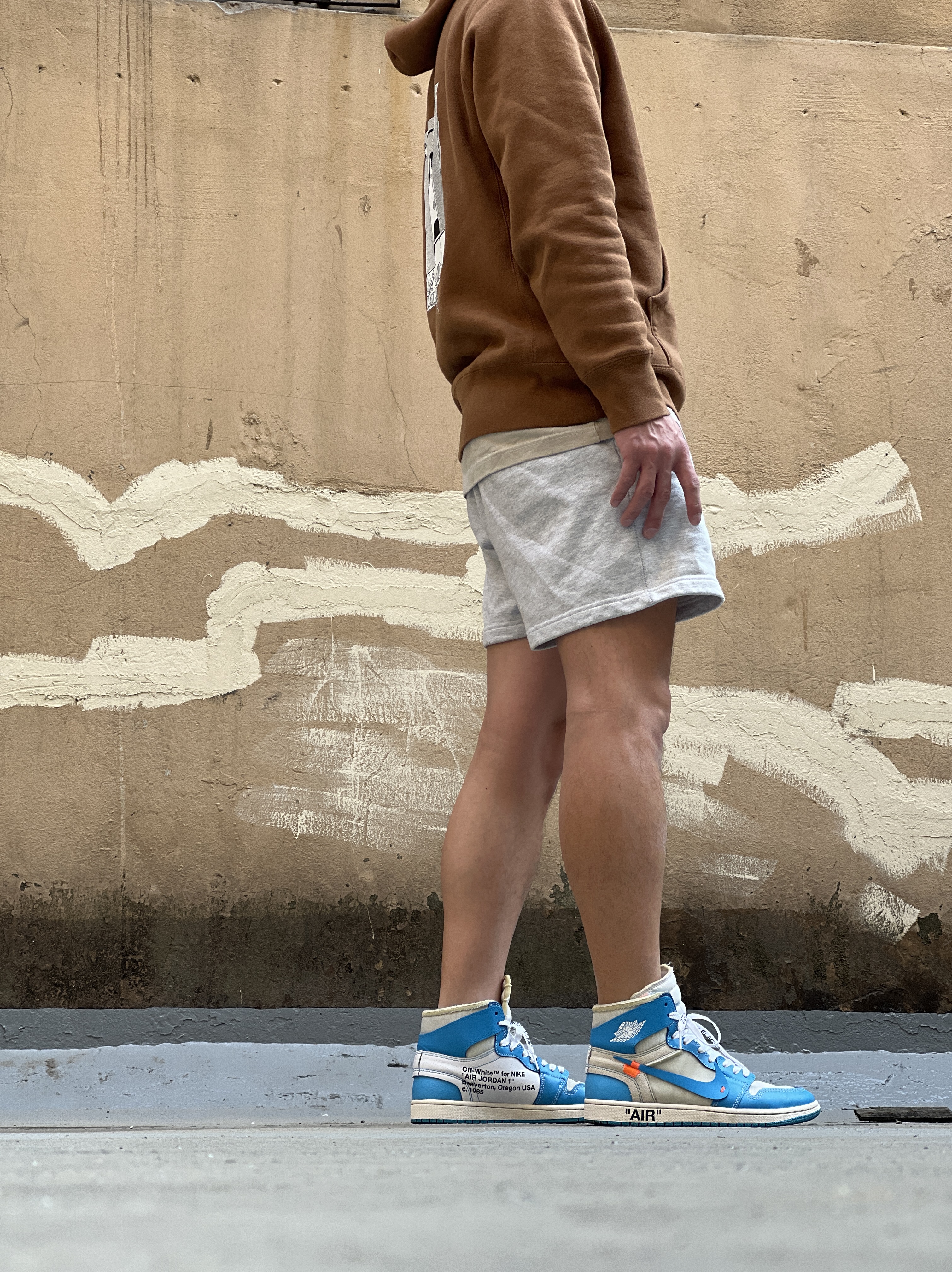 Jordan 1 x Off-White Retro High University Blue 착용 스타일 - 2