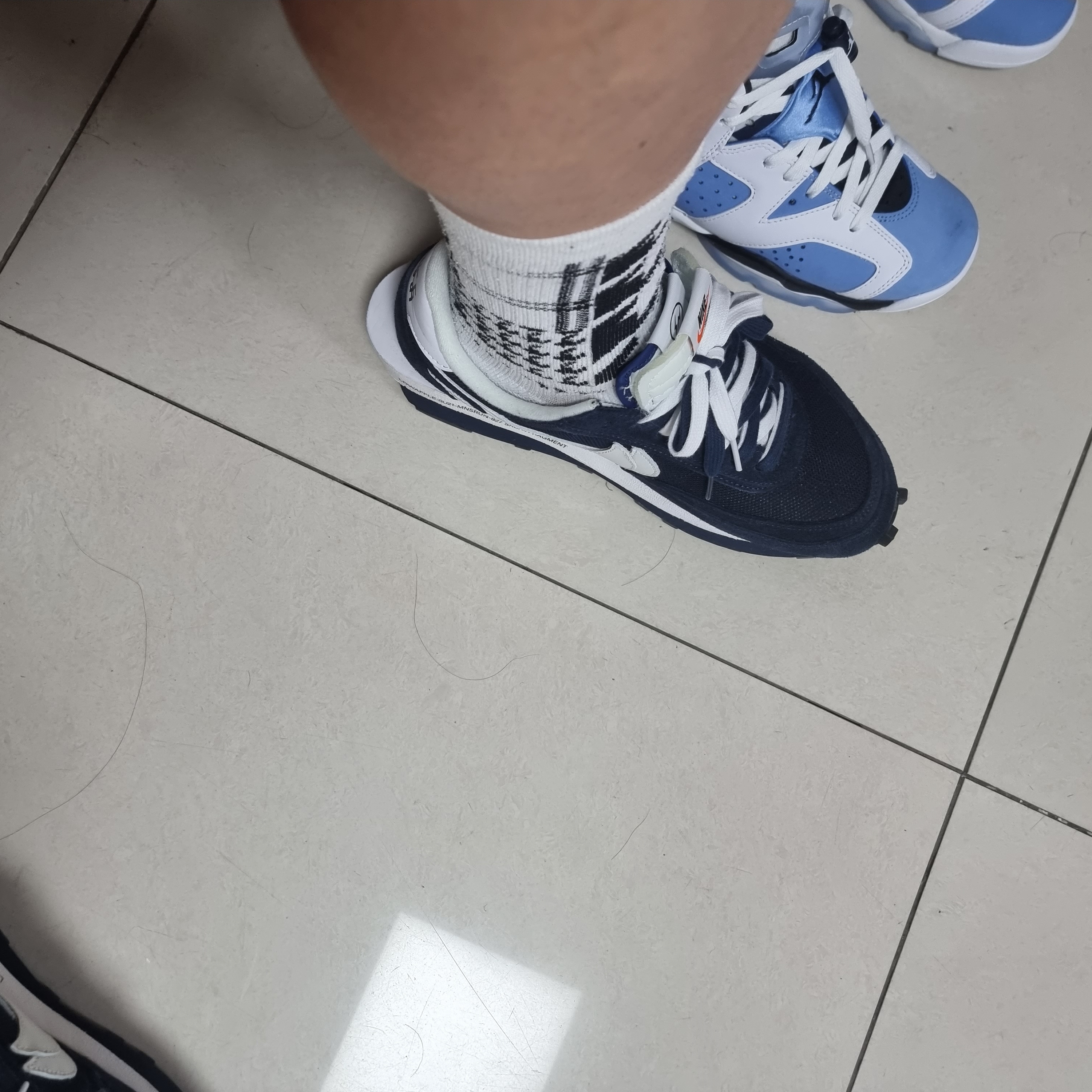 Nike x Sacai x Fragment LDWaffle Blackened Blue, (GS) Jordan 6 Retro University Blue 착용 스타일