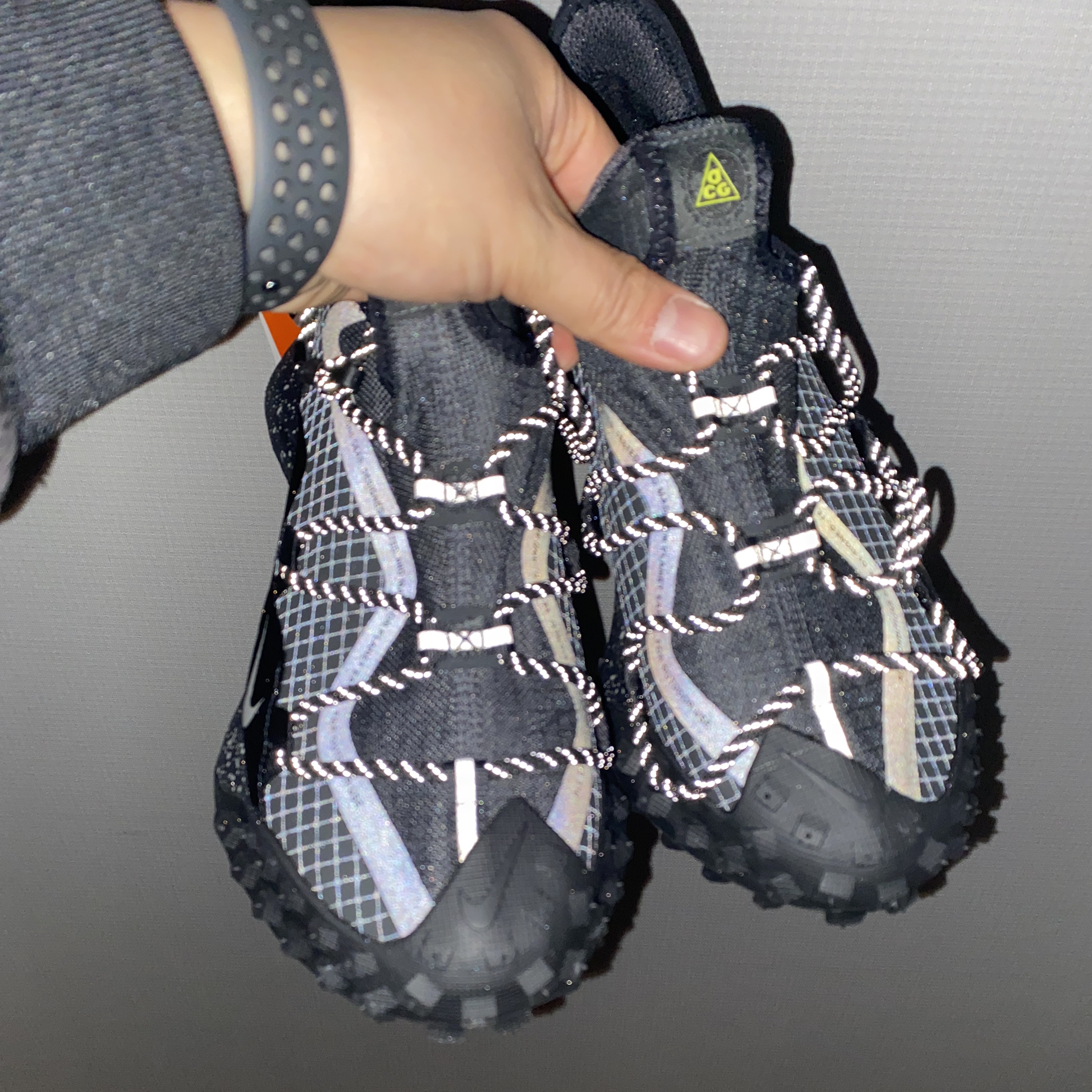 Nike ACG Mountain Fly Low Gore-Tex SE Dark Smoke Grey 착용 스타일 - 3