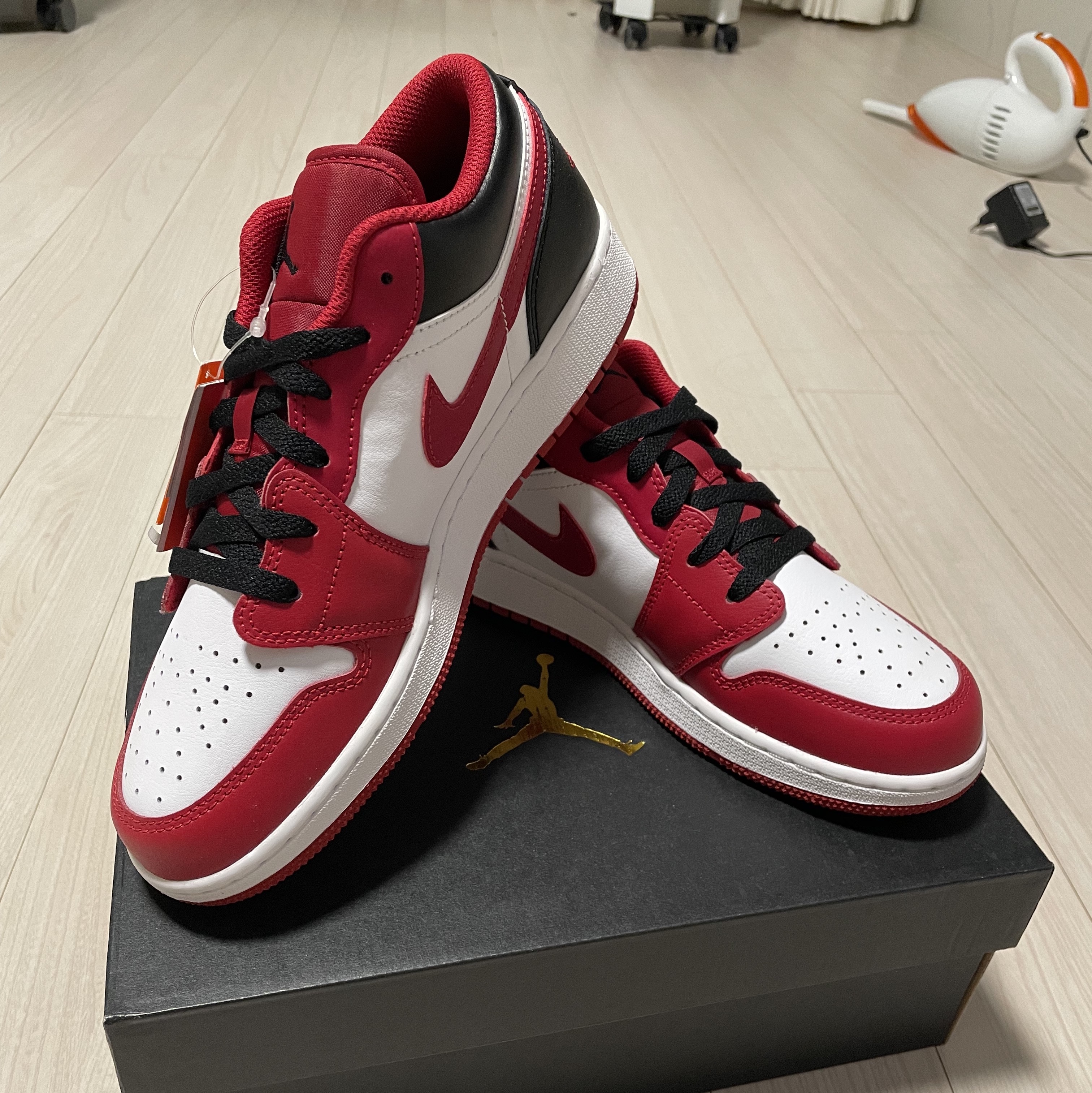 (GS) Jordan 1 Low White Gym Red Black 착용 스타일 - 2