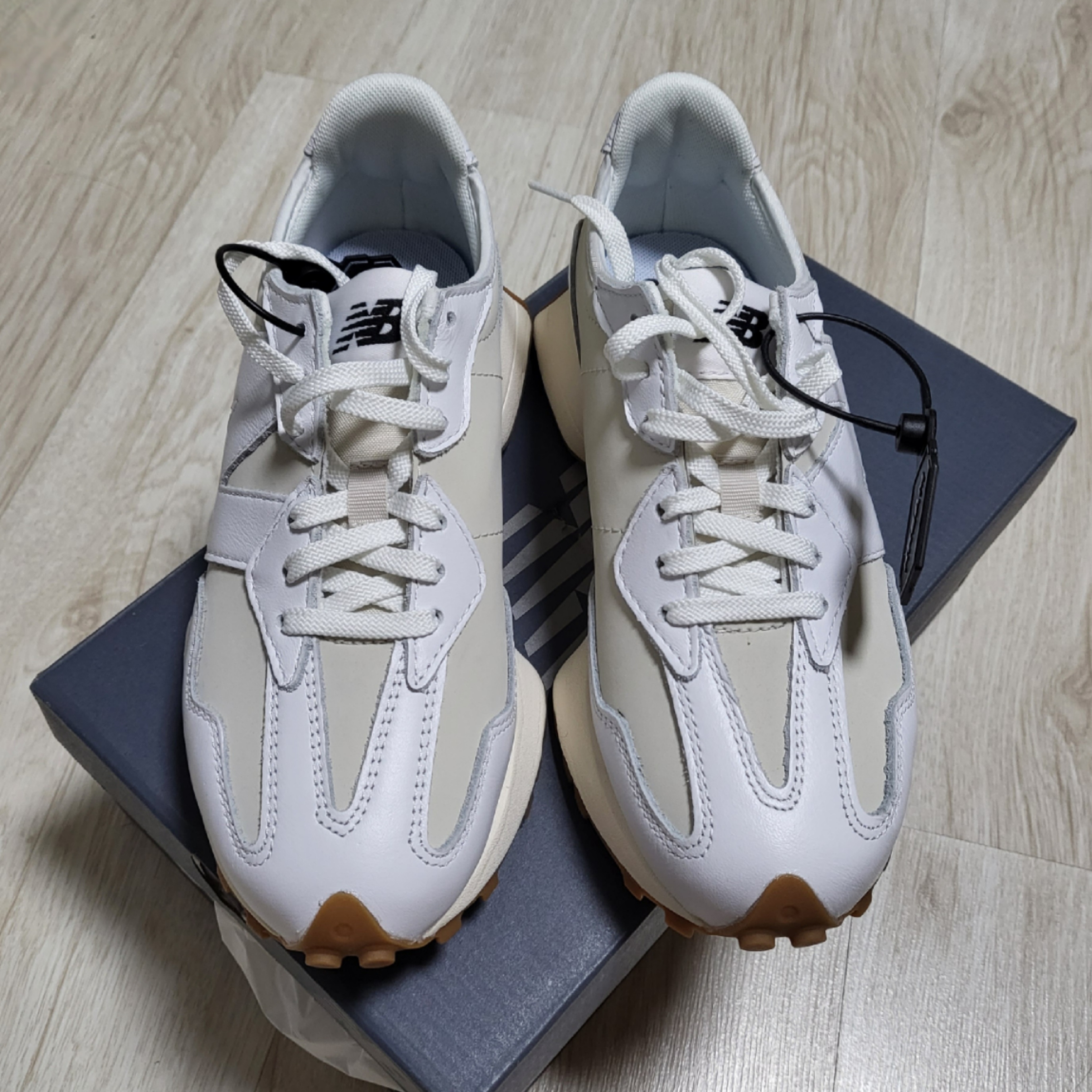 (W) New Balance 327 Leather White Moonbeam 착용 스타일 - 2