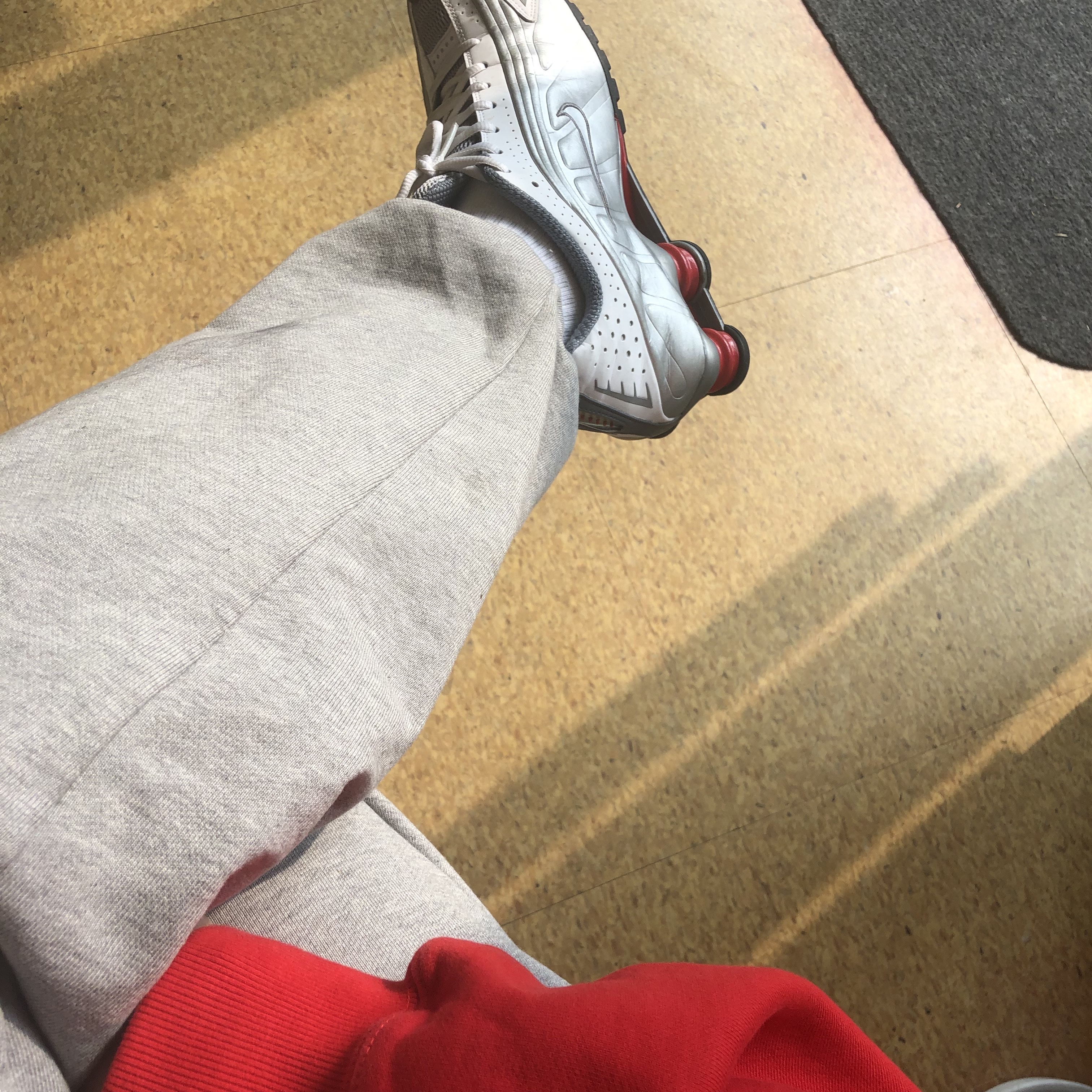 Nike Shox R4 Metallic Silver Comet Red 착용 스타일