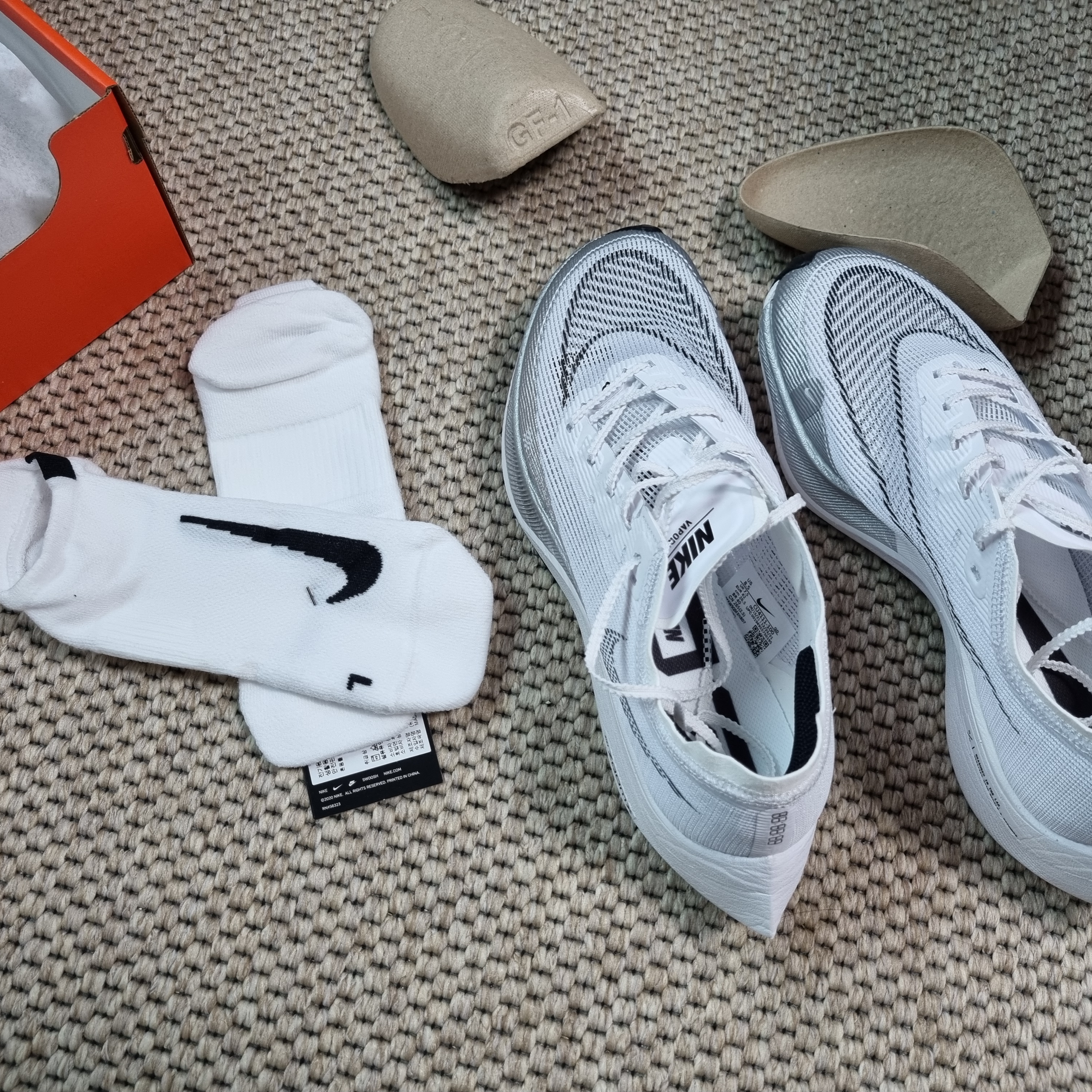 Nike ZoomX Vaporfly Next% 2 White Metallic Silver 착용 스타일 - 2