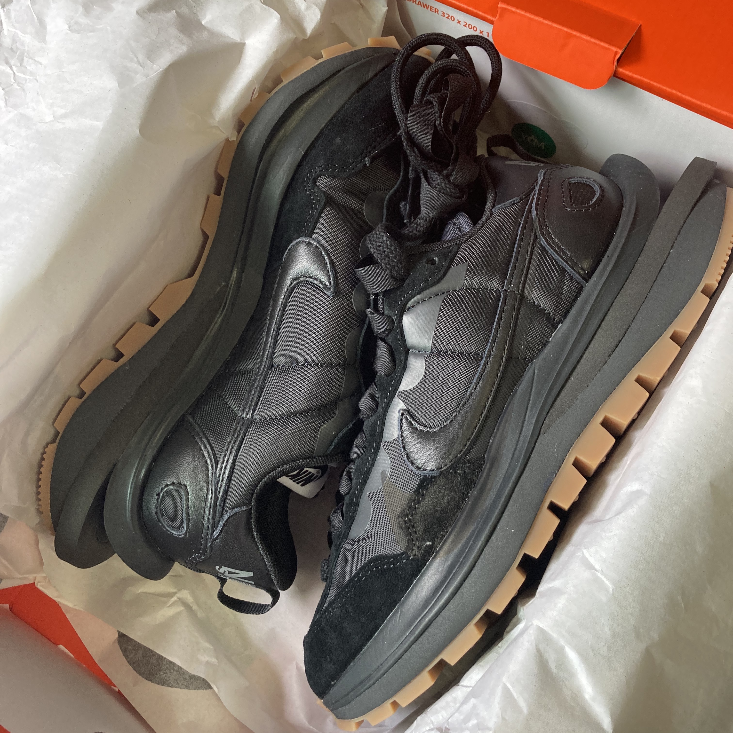Nike x Sacai VaporWaffle Black and Gum 착용 스타일 - 1