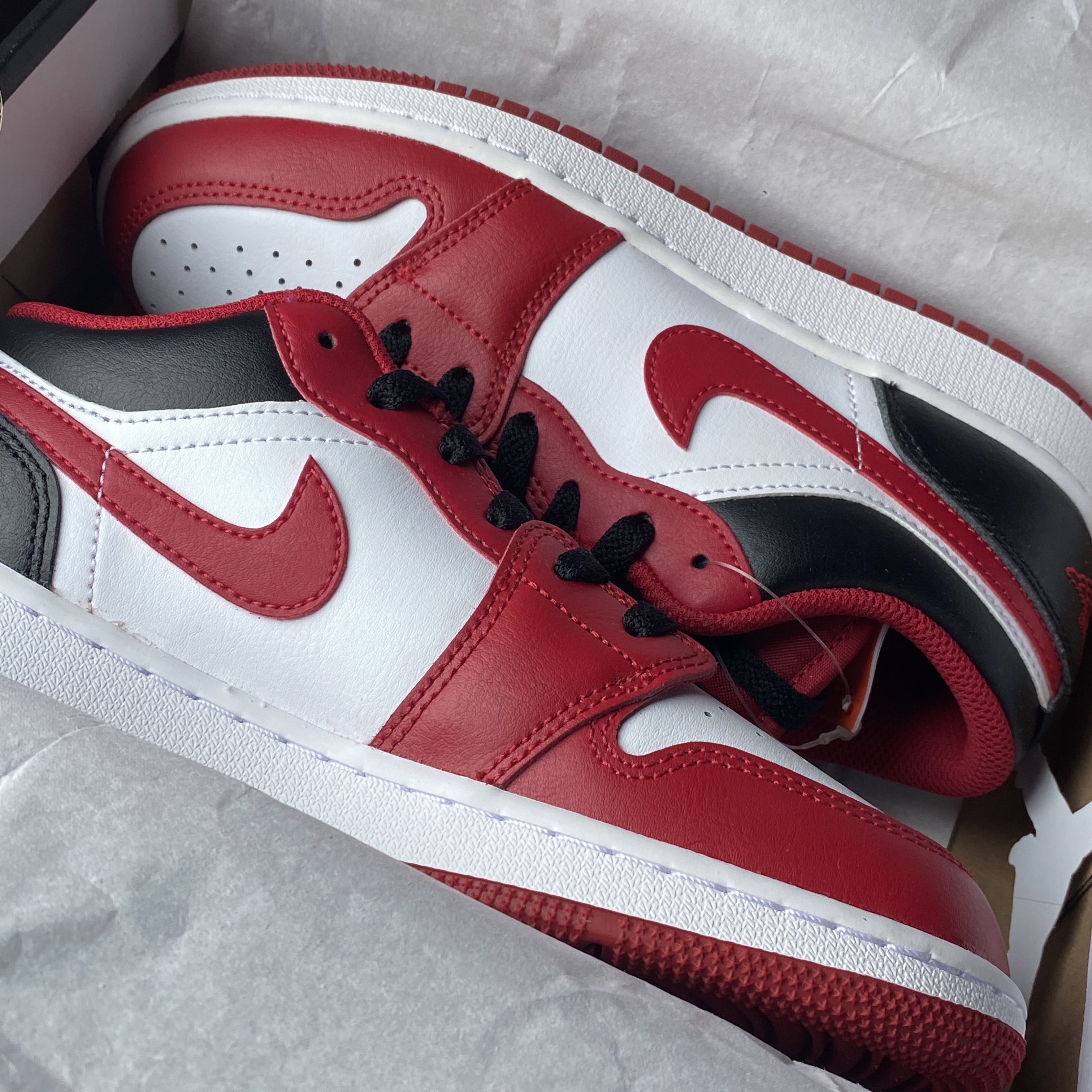 (GS) Jordan 1 Low White Gym Red Black 착용 스타일