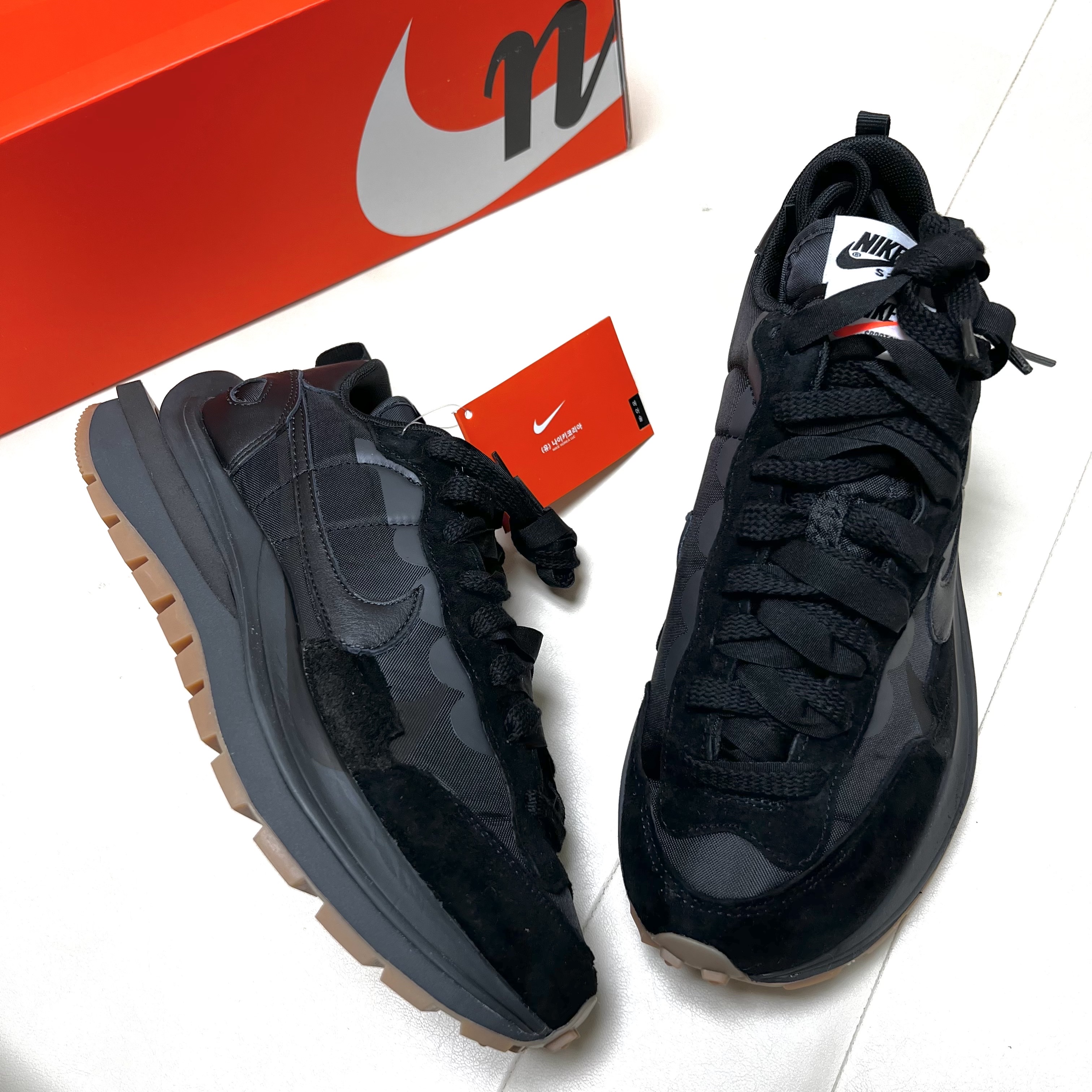 Nike x Sacai VaporWaffle Black and Gum 착용 스타일 - 2