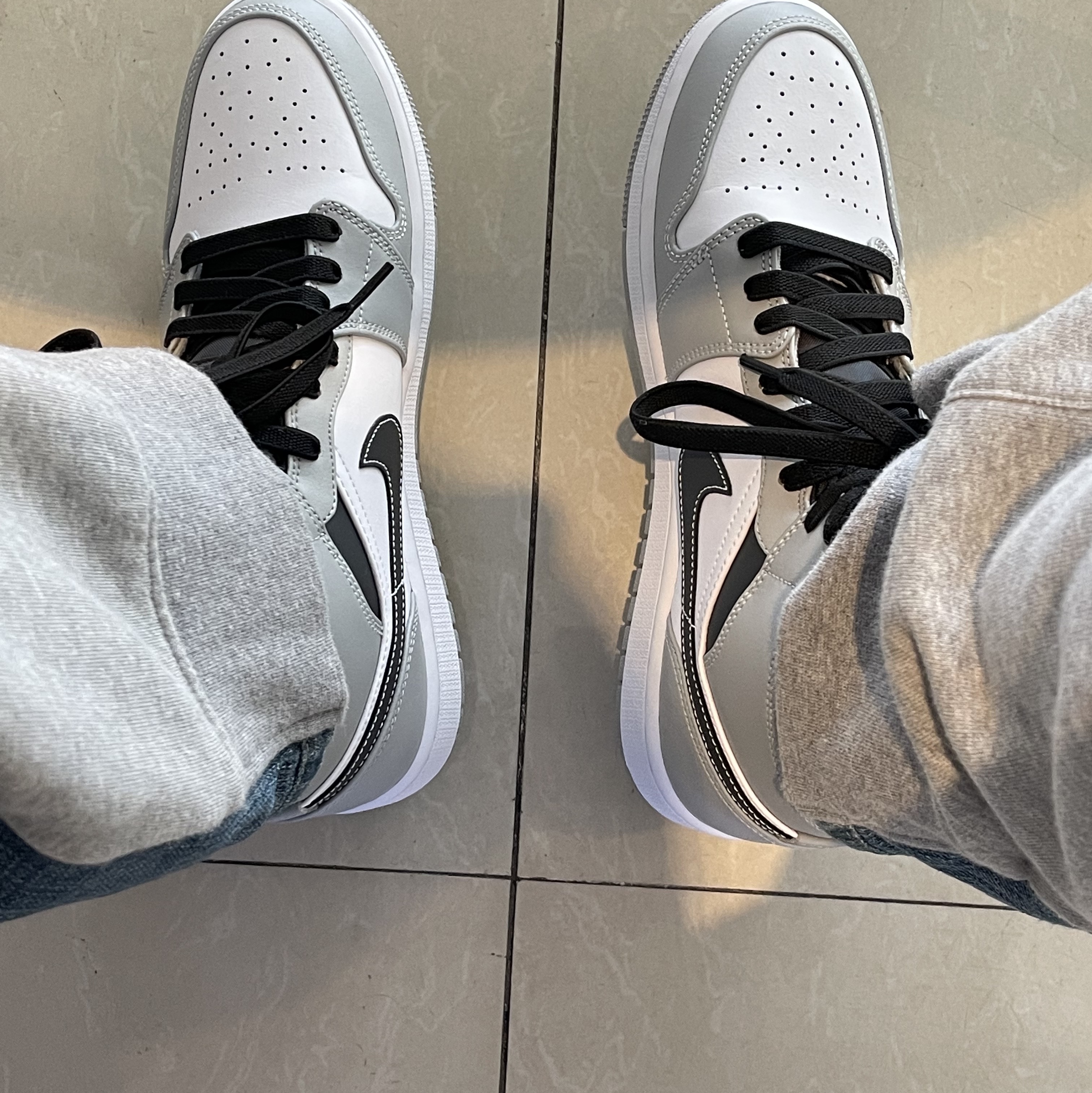 Jordan 1 Mid Light Smoke Grey Anthracite 착용 스타일