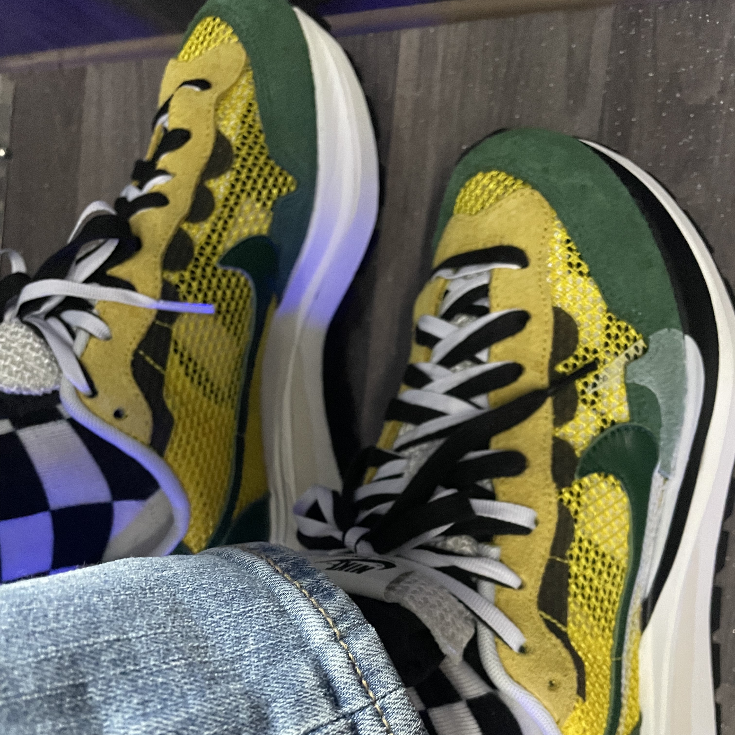 Nike x Sacai VaporWaffle Tour Yellow & Gorge Green Sail 착용 스타일 - 3