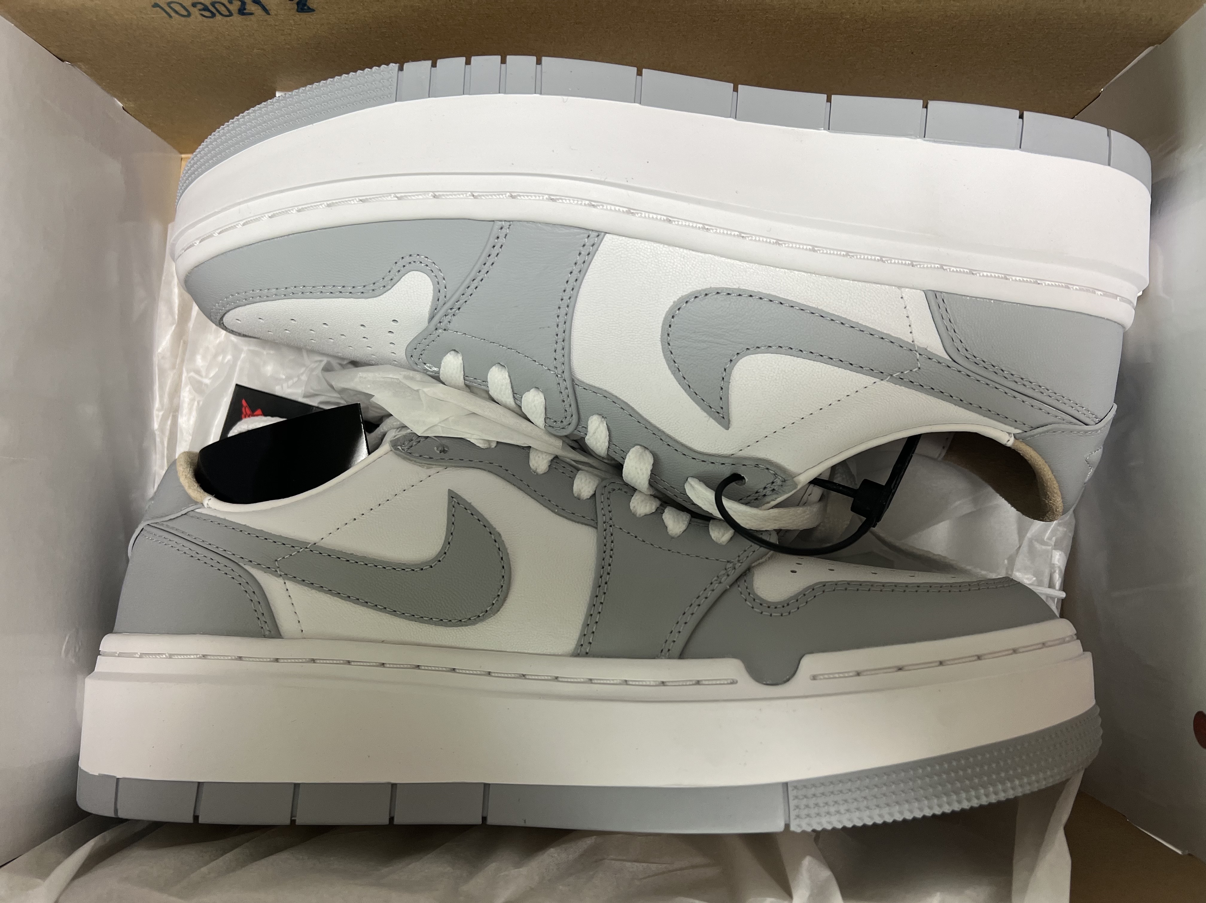 (W) Jordan 1 Elevate Low White and Wolf Grey 착용 스타일 - 2