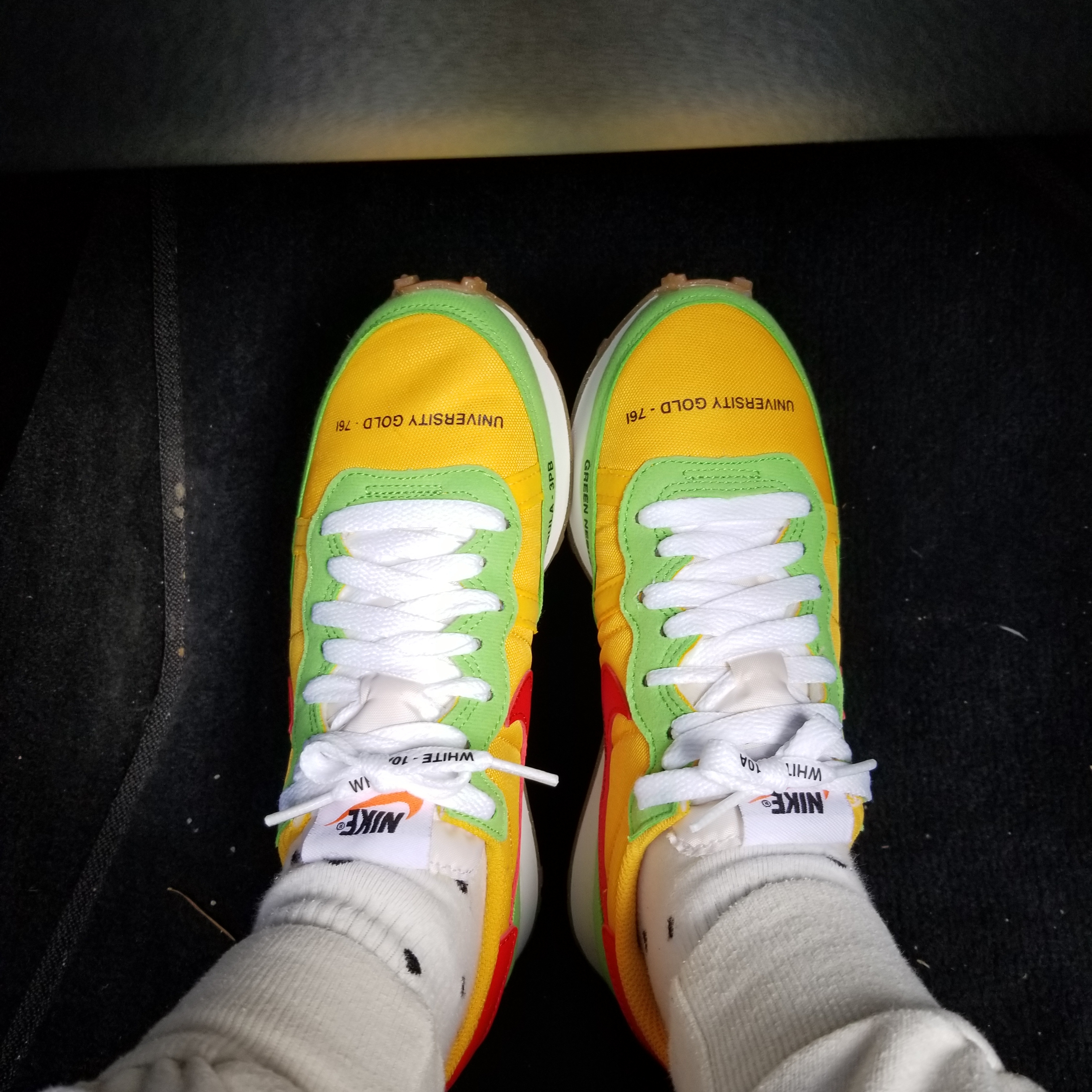 Nike Challenger OG University Gold Habanero Red 착용 스타일
