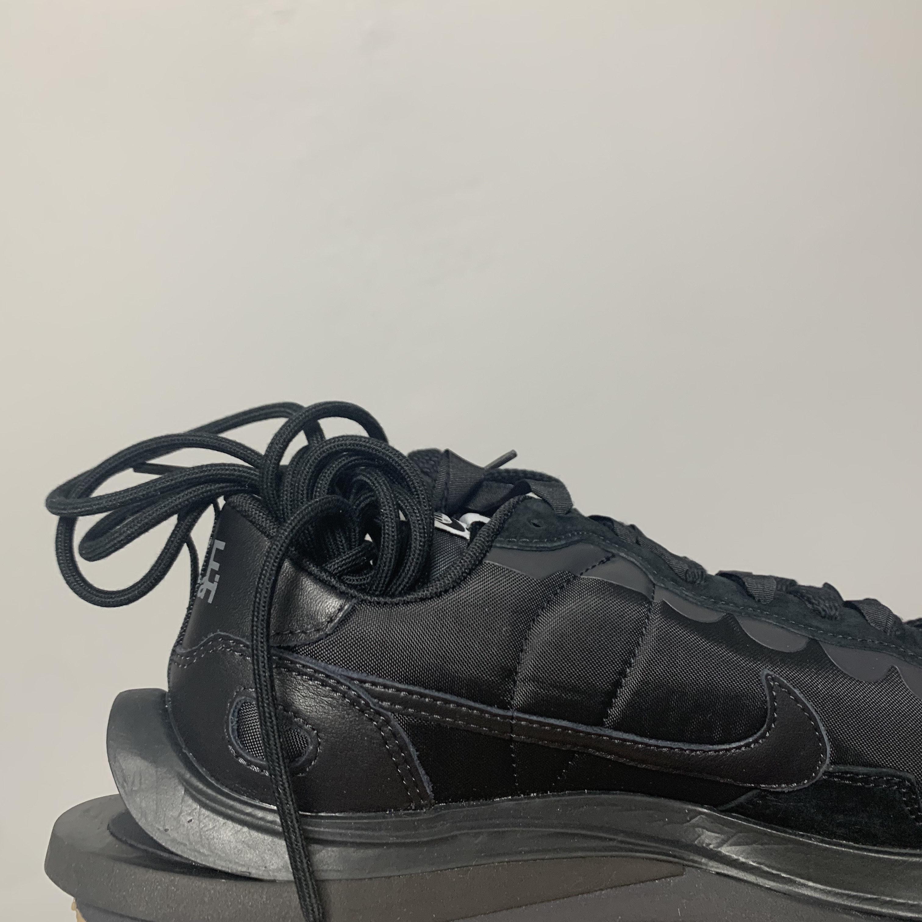 Nike x Sacai VaporWaffle Black and Gum 착용 스타일 - 2