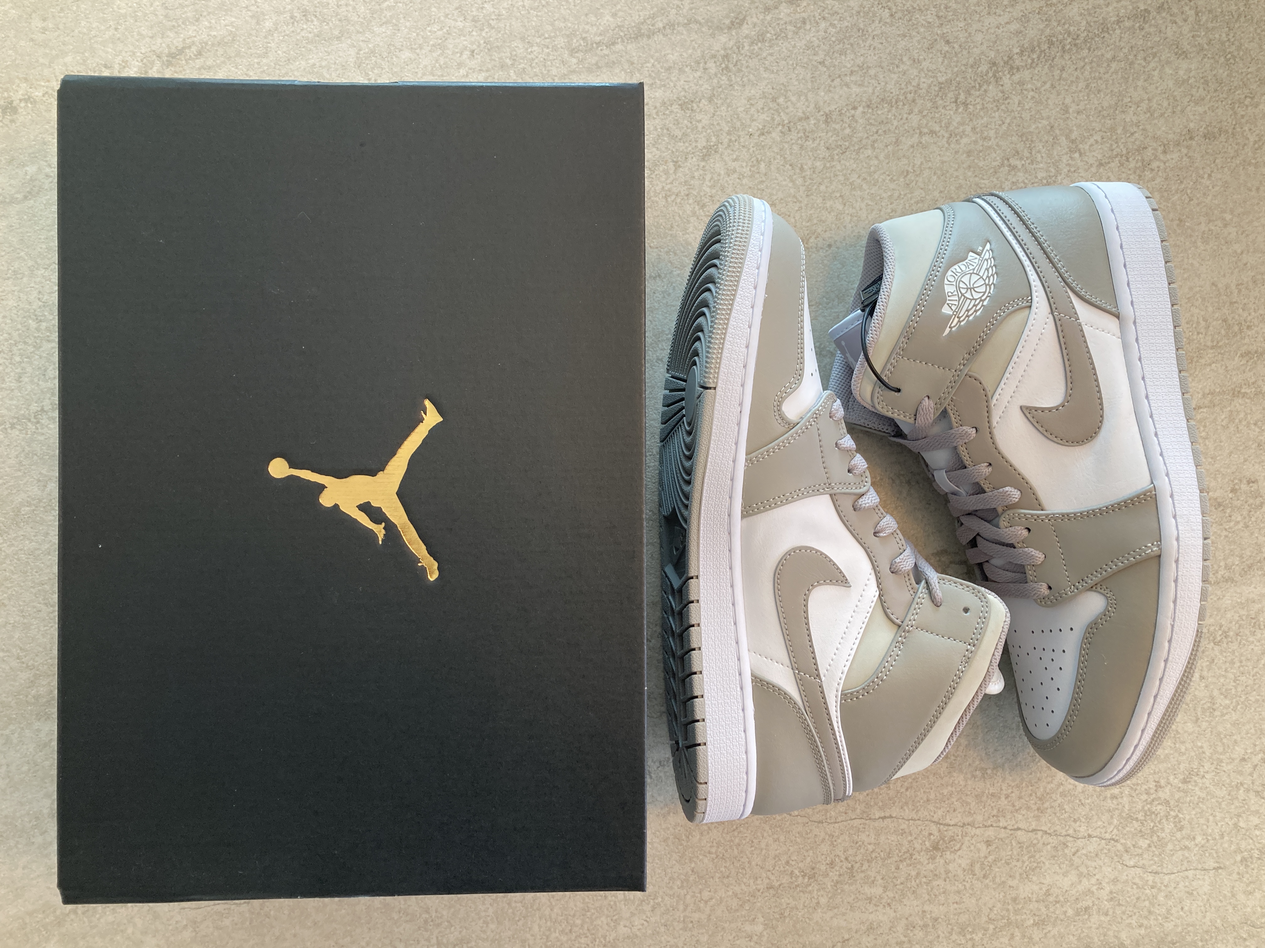 Jordan 1 Mid College Grey 착용 스타일