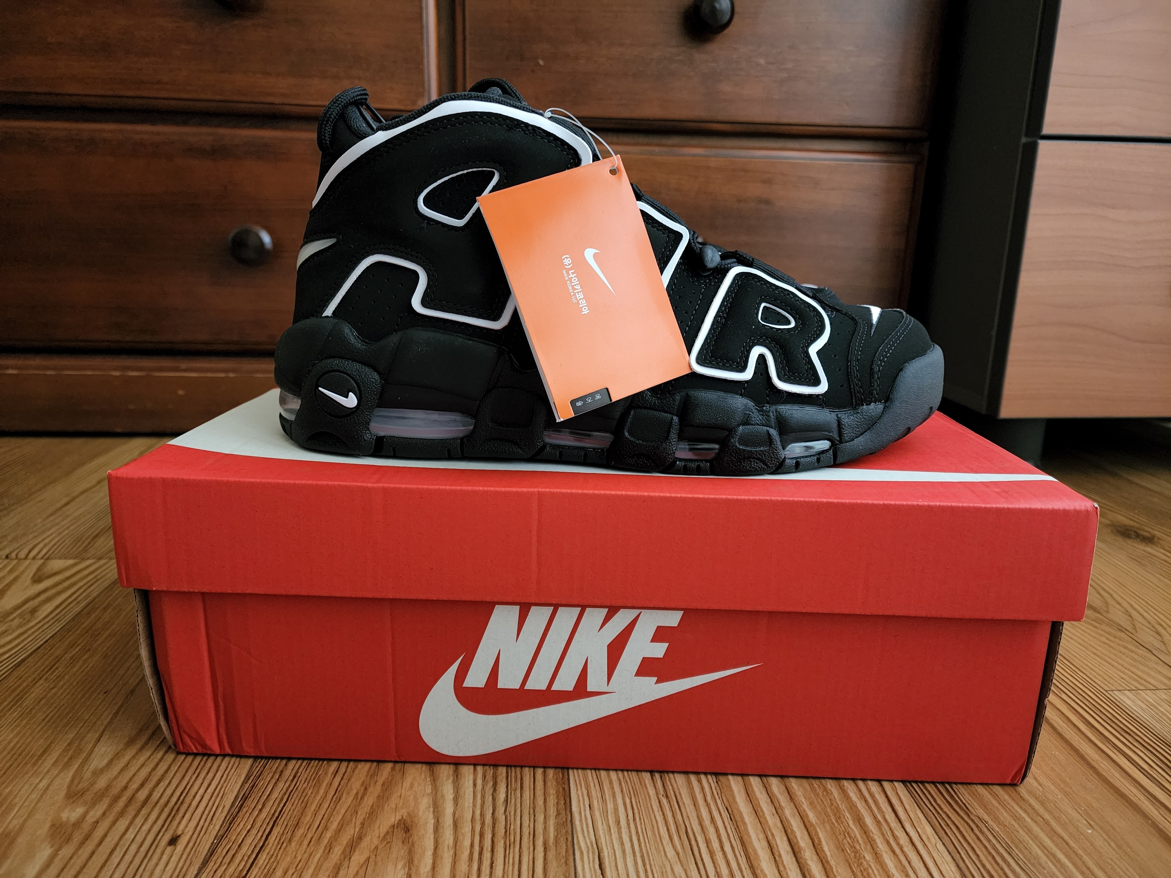 Nike Air More Uptempo Black White 2020 착용 스타일 - 5