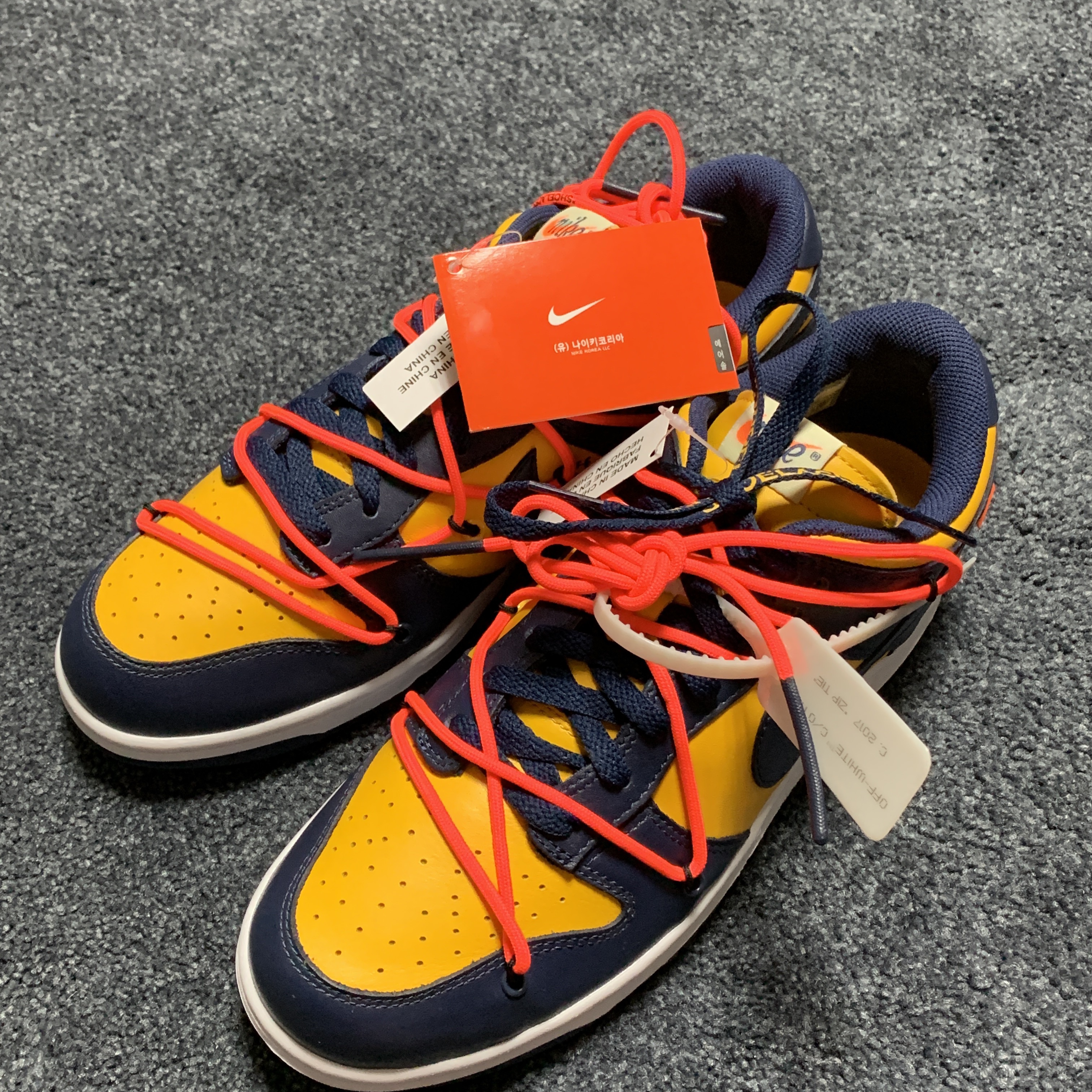 Nike x Off-White Dunk Low University Gold Midnight Navy 착용 스타일