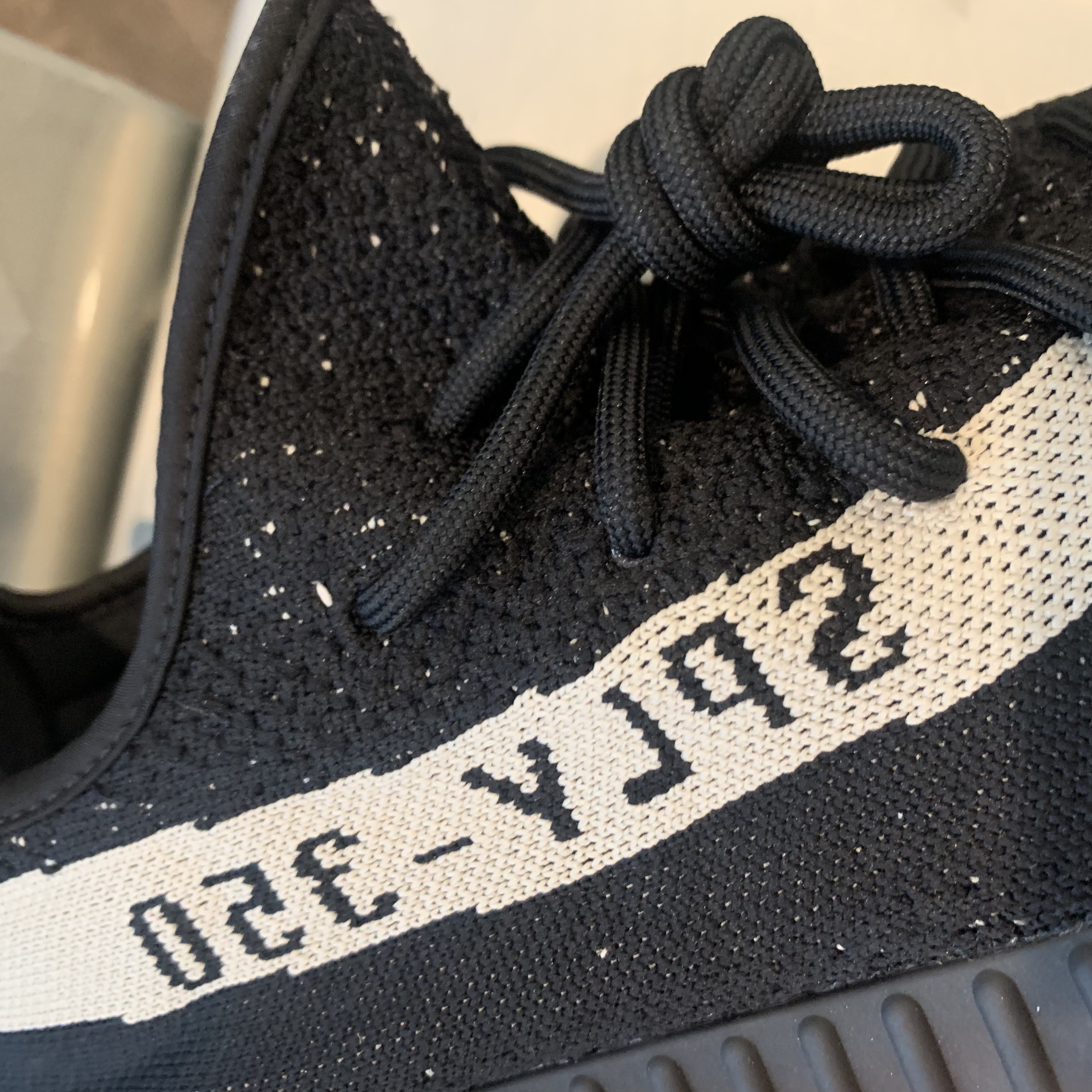 Adidas Yeezy Boost 350 V2 Core Black White 2022 착용 스타일 - 1