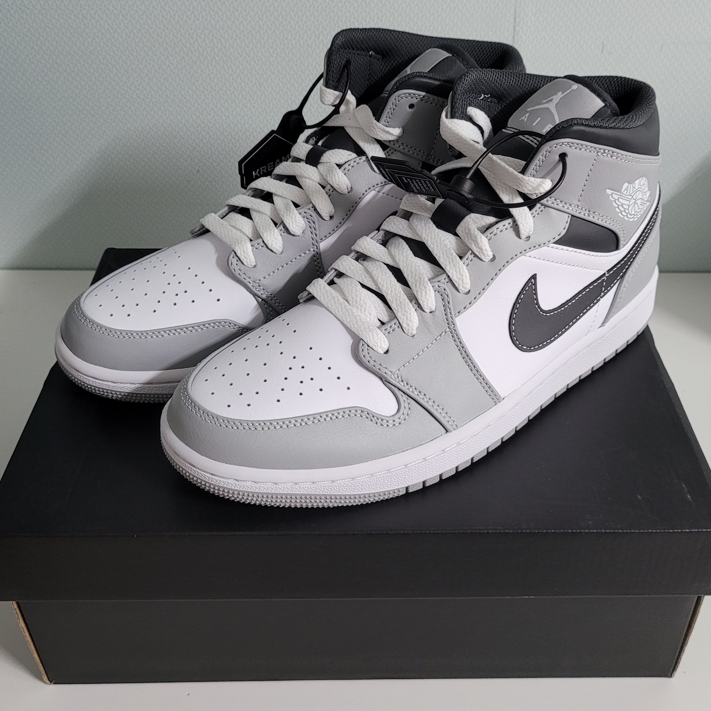 Jordan 1 Mid Light Smoke Grey Anthracite 착용 스타일 - 4