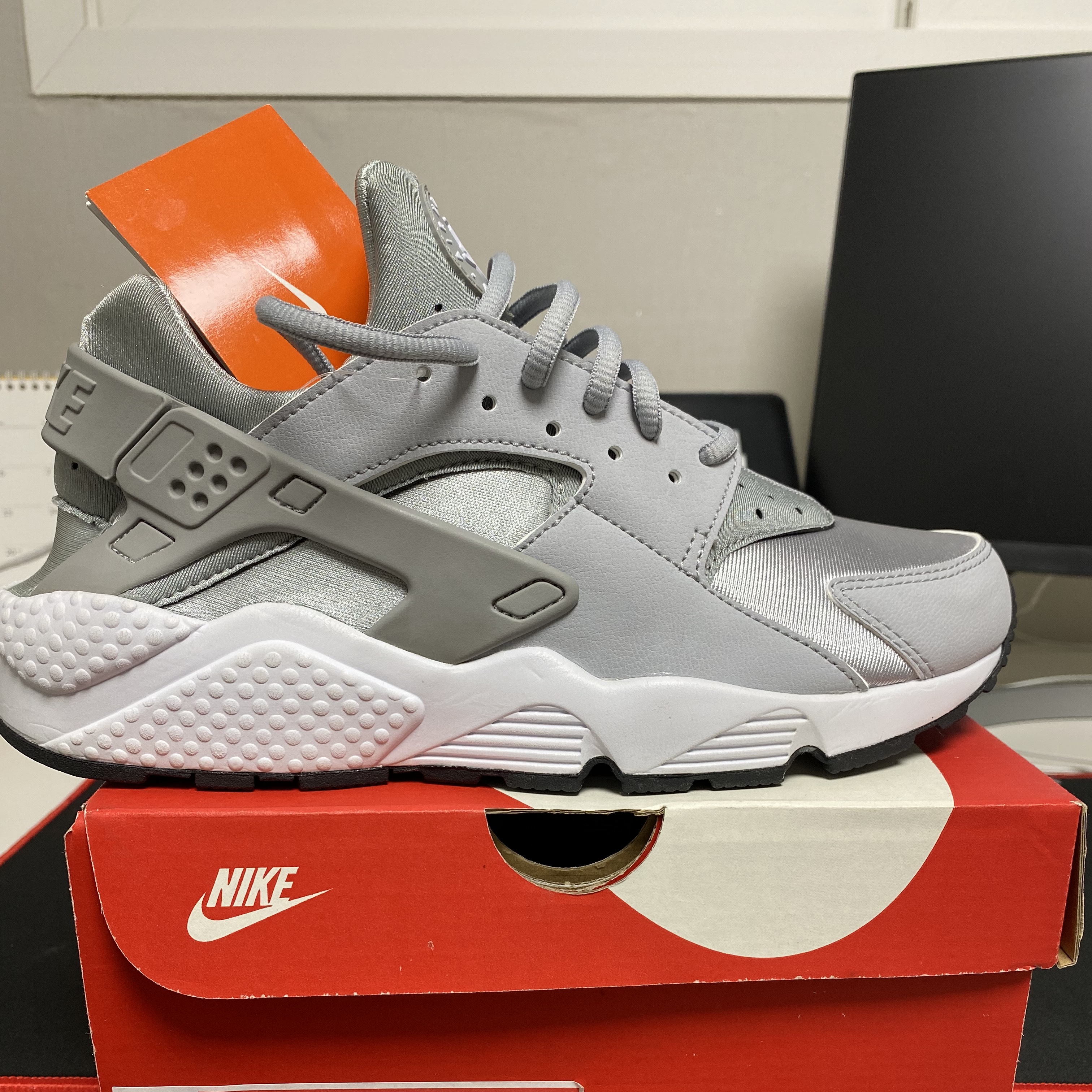 (W) Nike Air Huarache Run Wolf Grey 착용 스타일