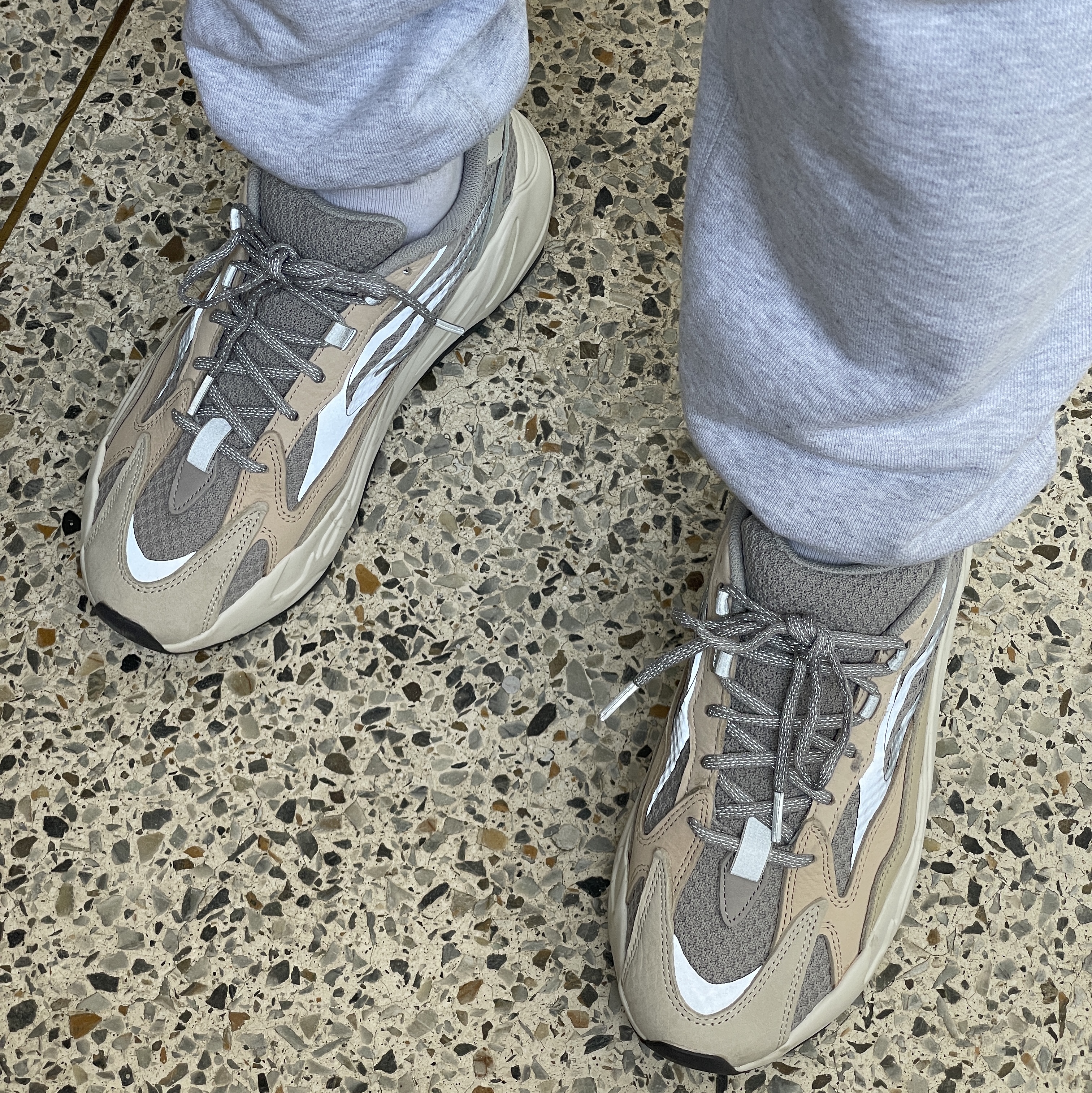 Adidas Yeezy Boost 700 V2 Cream 착용 스타일