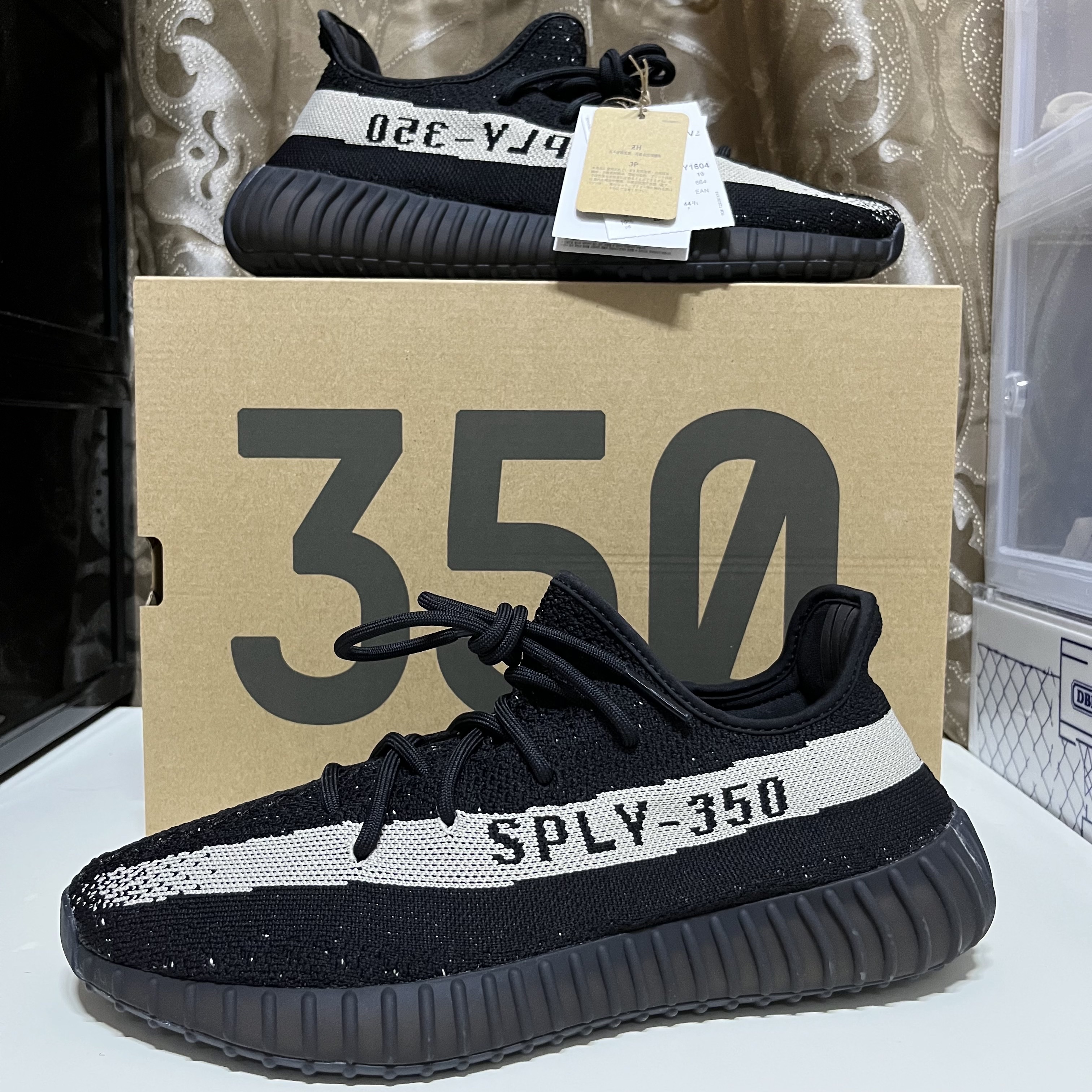Adidas Yeezy Boost 350 V2 Core Black White 2022 착용 스타일