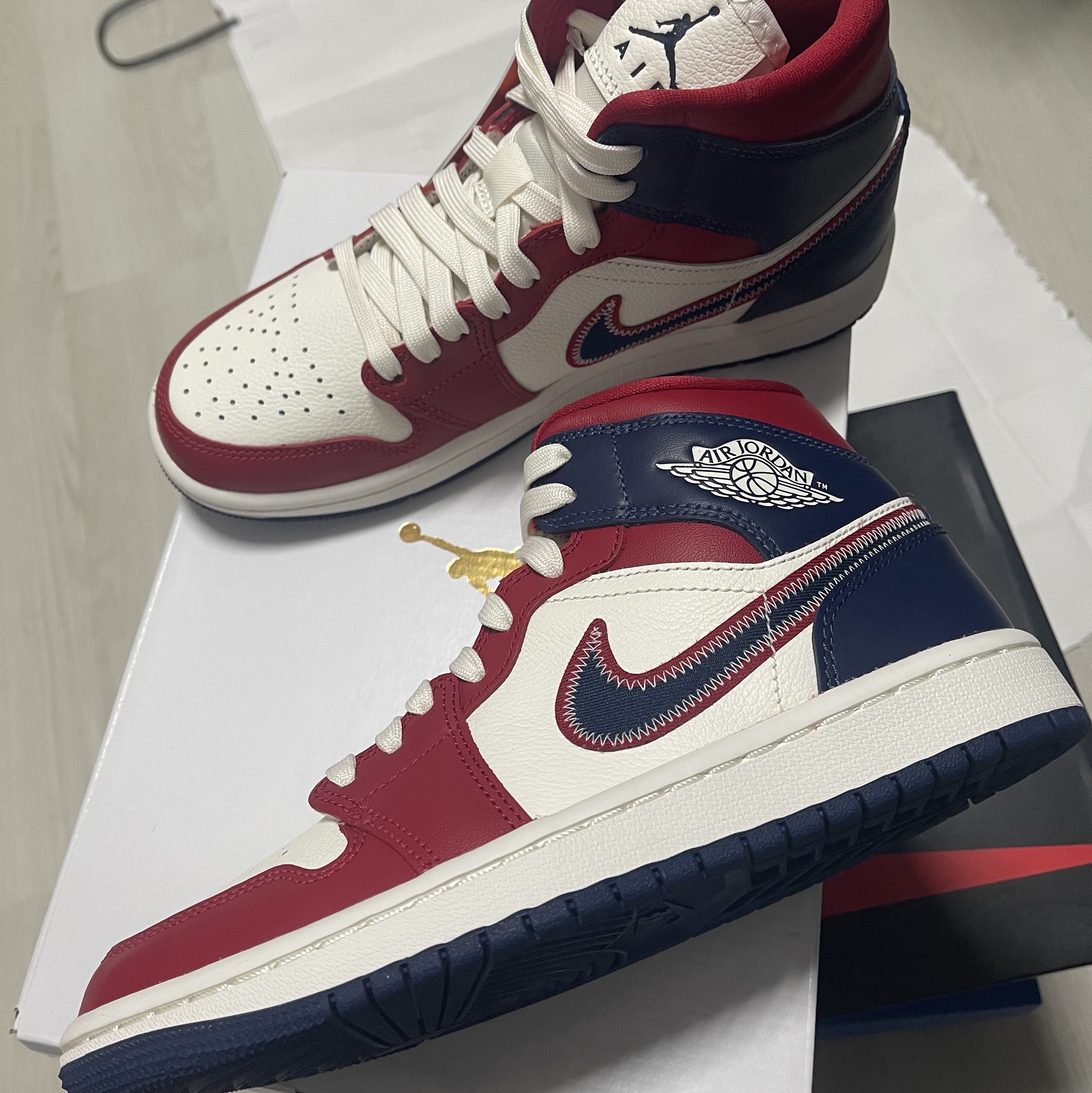 (W) Jordan 1 Mid SE Gym Red Midnight Navy 착용 스타일