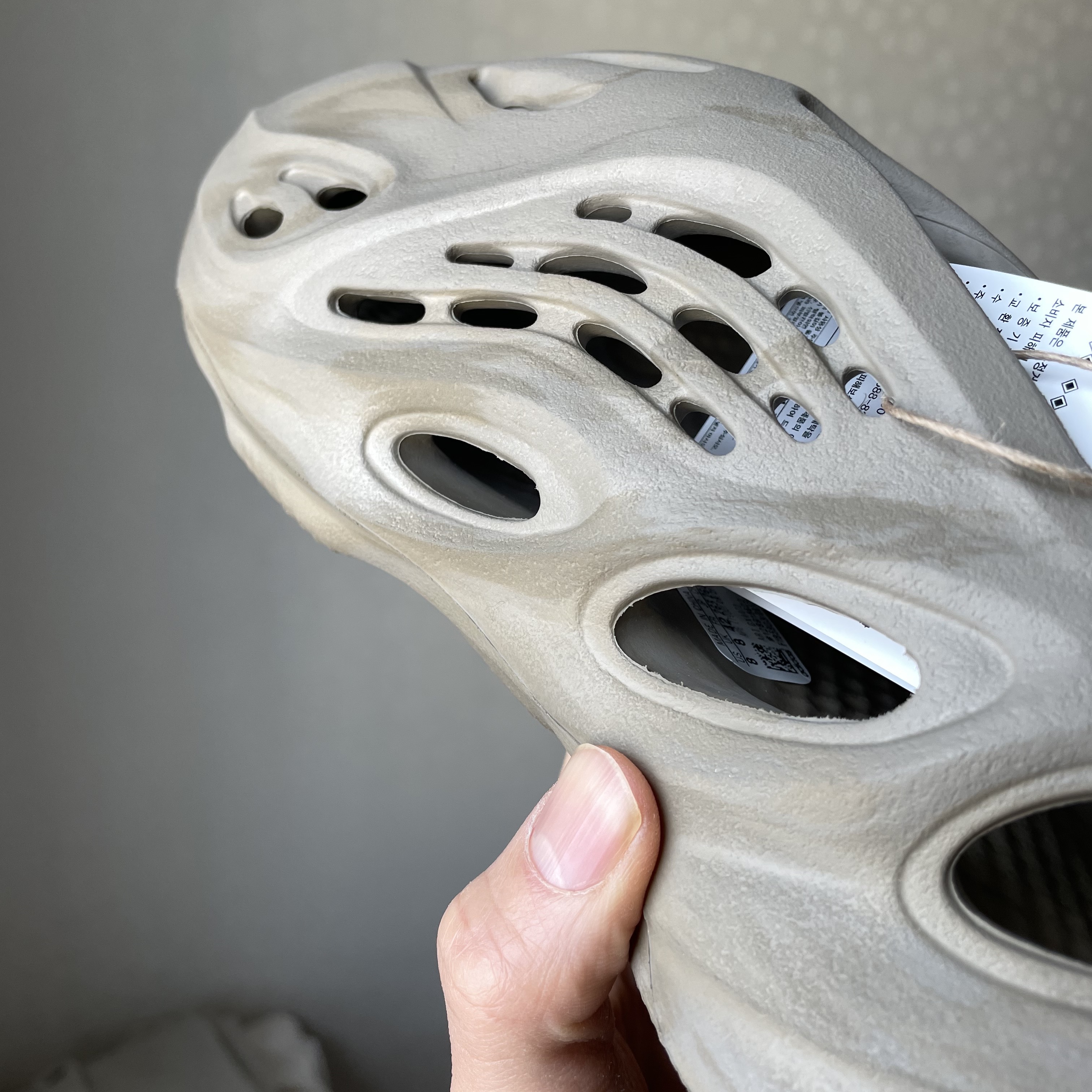 Adidas Yeezy Foam RNNR Stone Sage 착용 스타일 - 2