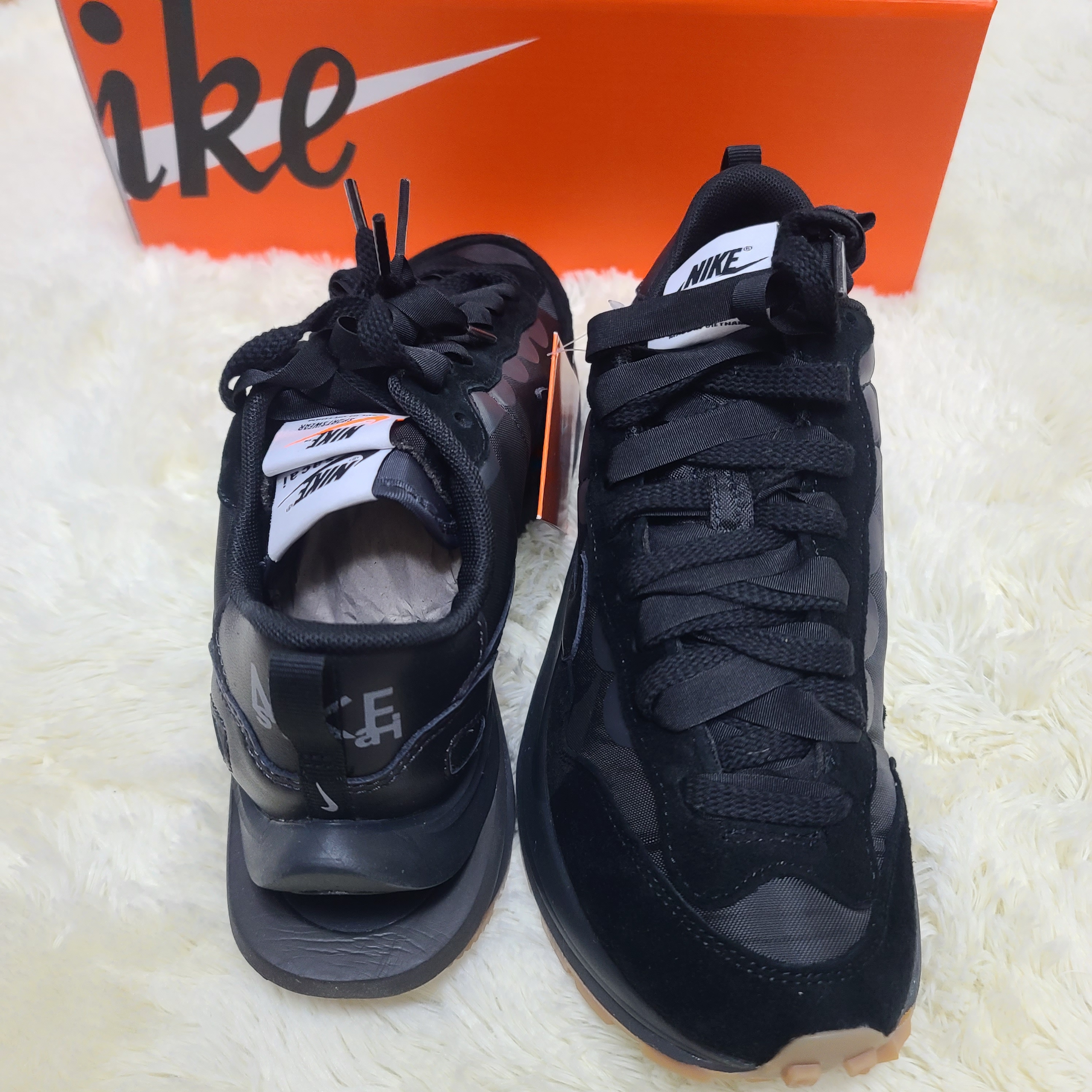 Nike x Sacai VaporWaffle Black and Gum 착용 스타일 - 4