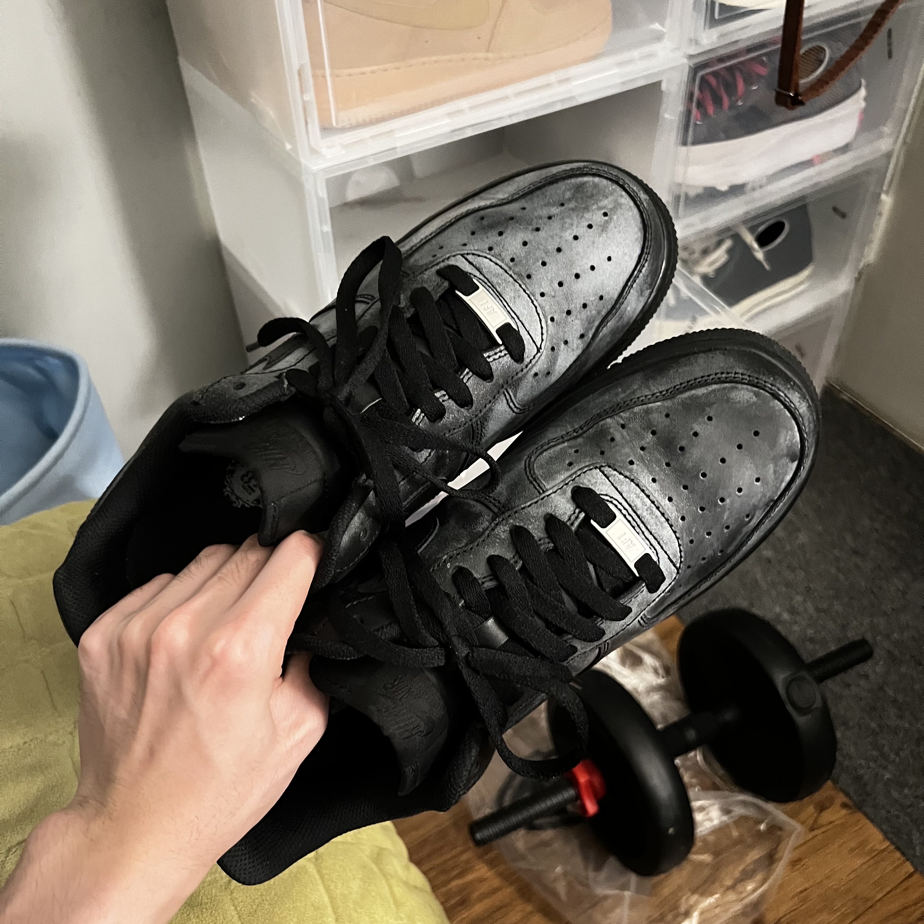 Nike Air Force 1 '07 Low Triple Black 착용 스타일 - 2