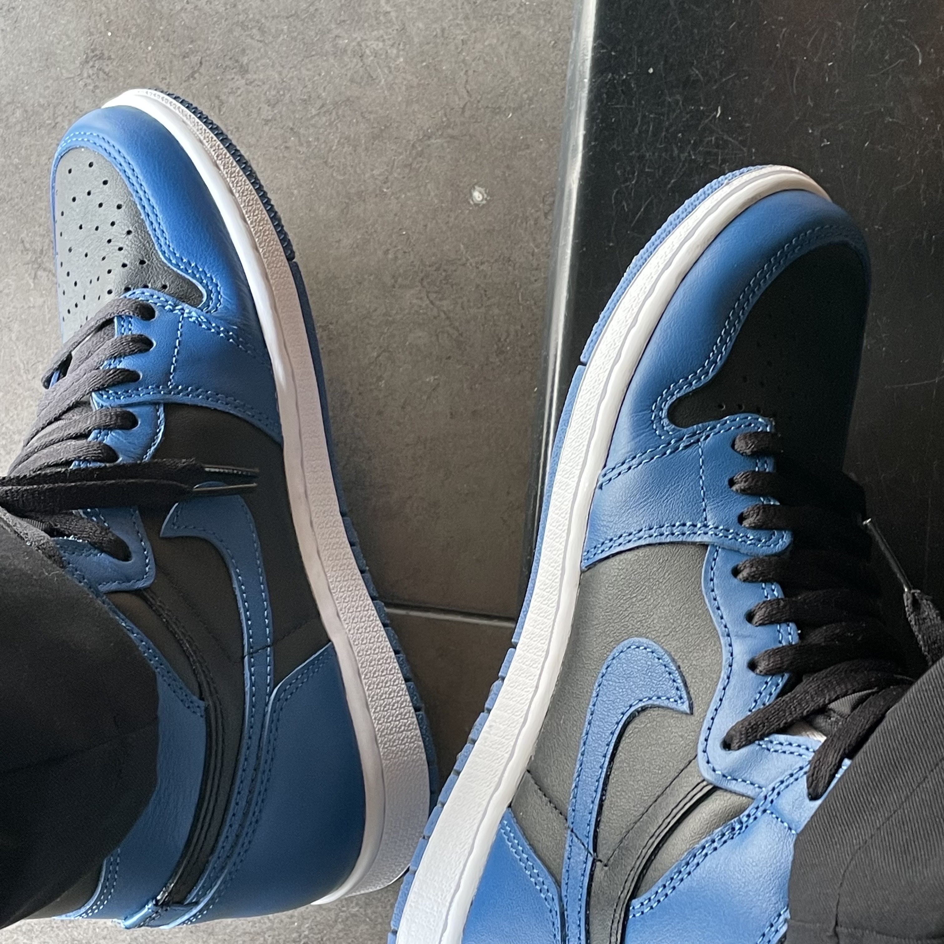 Jordan 1 Retro High OG Dark Marina Blue 착용 스타일 - 2