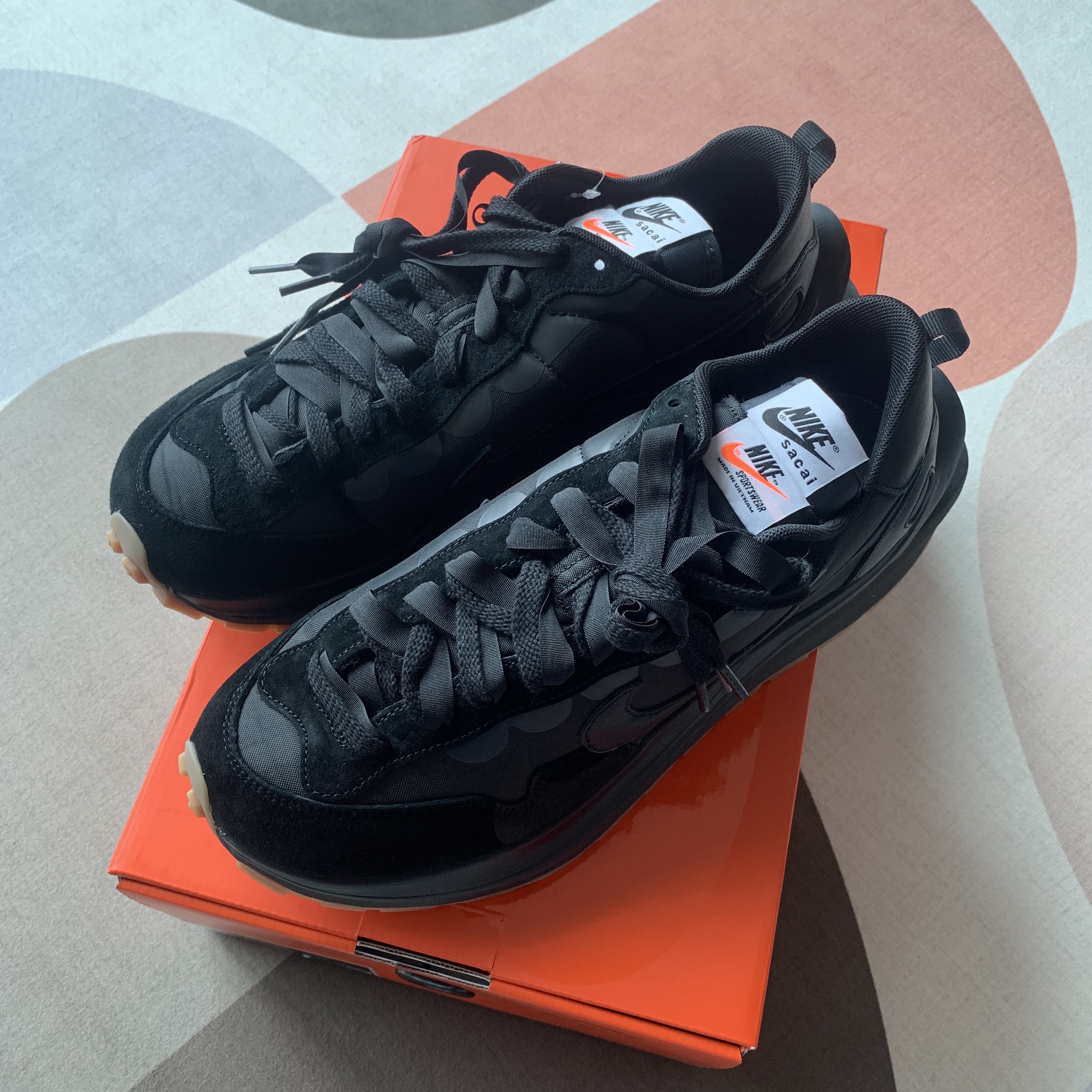 Nike x Sacai VaporWaffle Black and Gum 착용 스타일 - 4