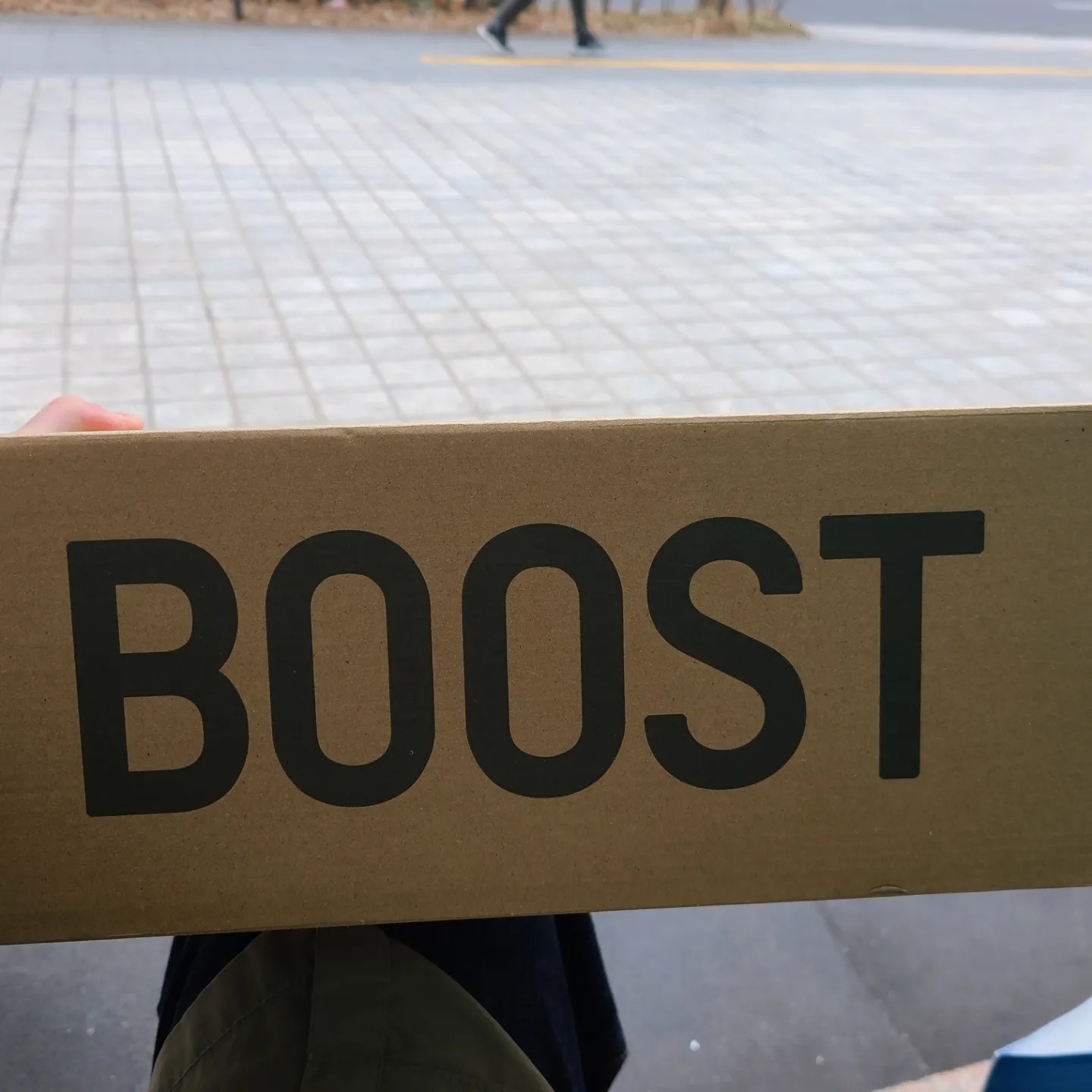 Adidas Yeezy Boost 350 V2 Core Black White 2022 착용 스타일 - 5