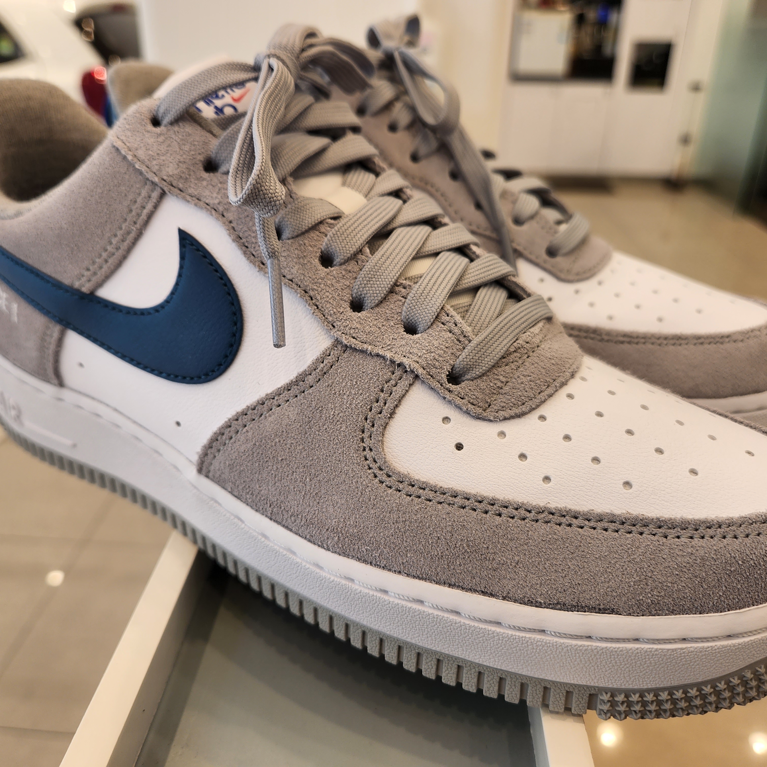 Nike Air Force 1 '07 LV8 Athletic Club Light Smoke Grey Marina, Nike Air Force 1 '07 LV8 Athletic Club Black Dark Sulfur 착용 스타일 - 4