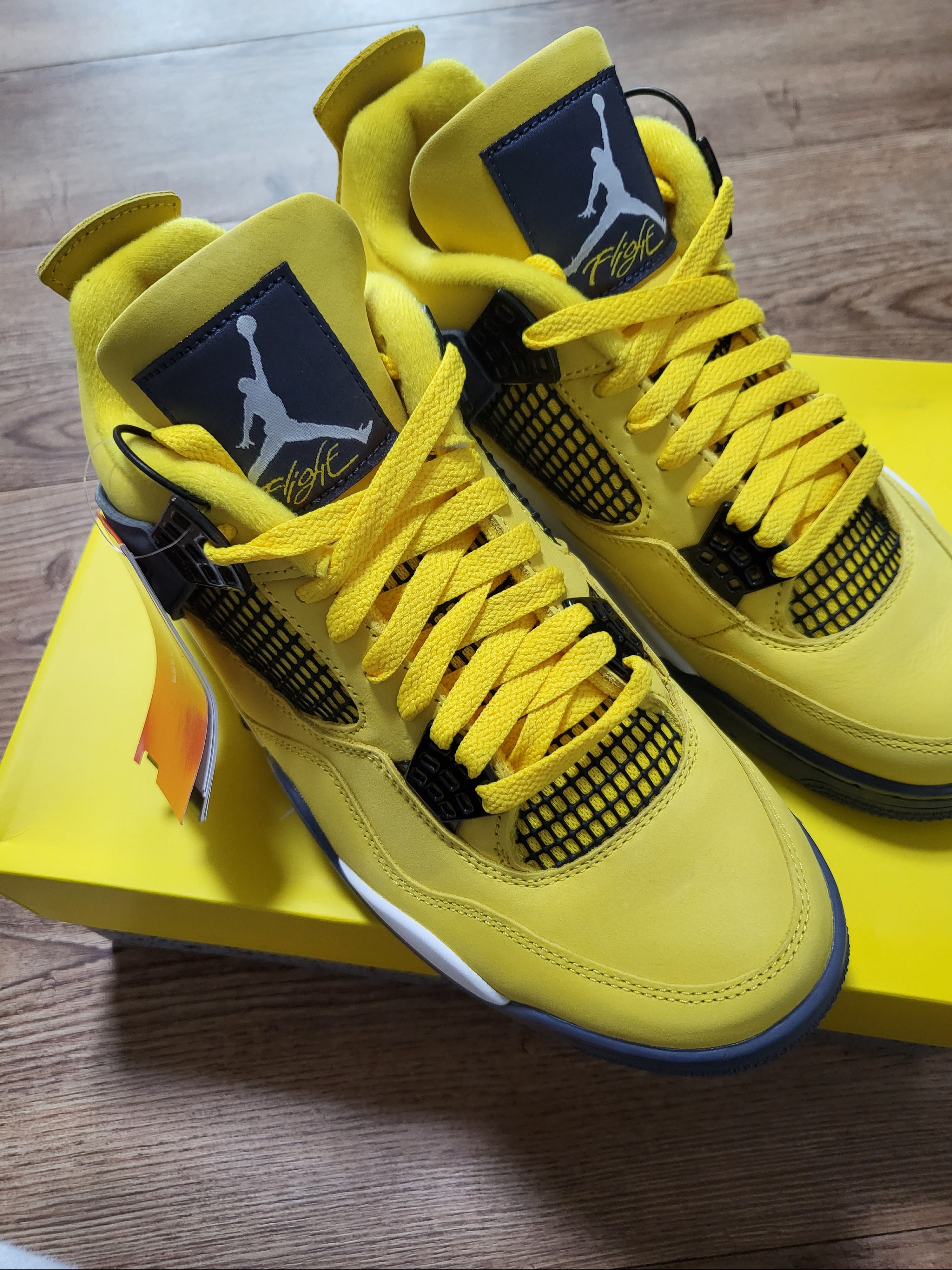 Jordan 4 Retro Tour Yellow, Adidas Yeezy Boost 350 V2 Citrin - Non-Reflective 착용 스타일 - 3