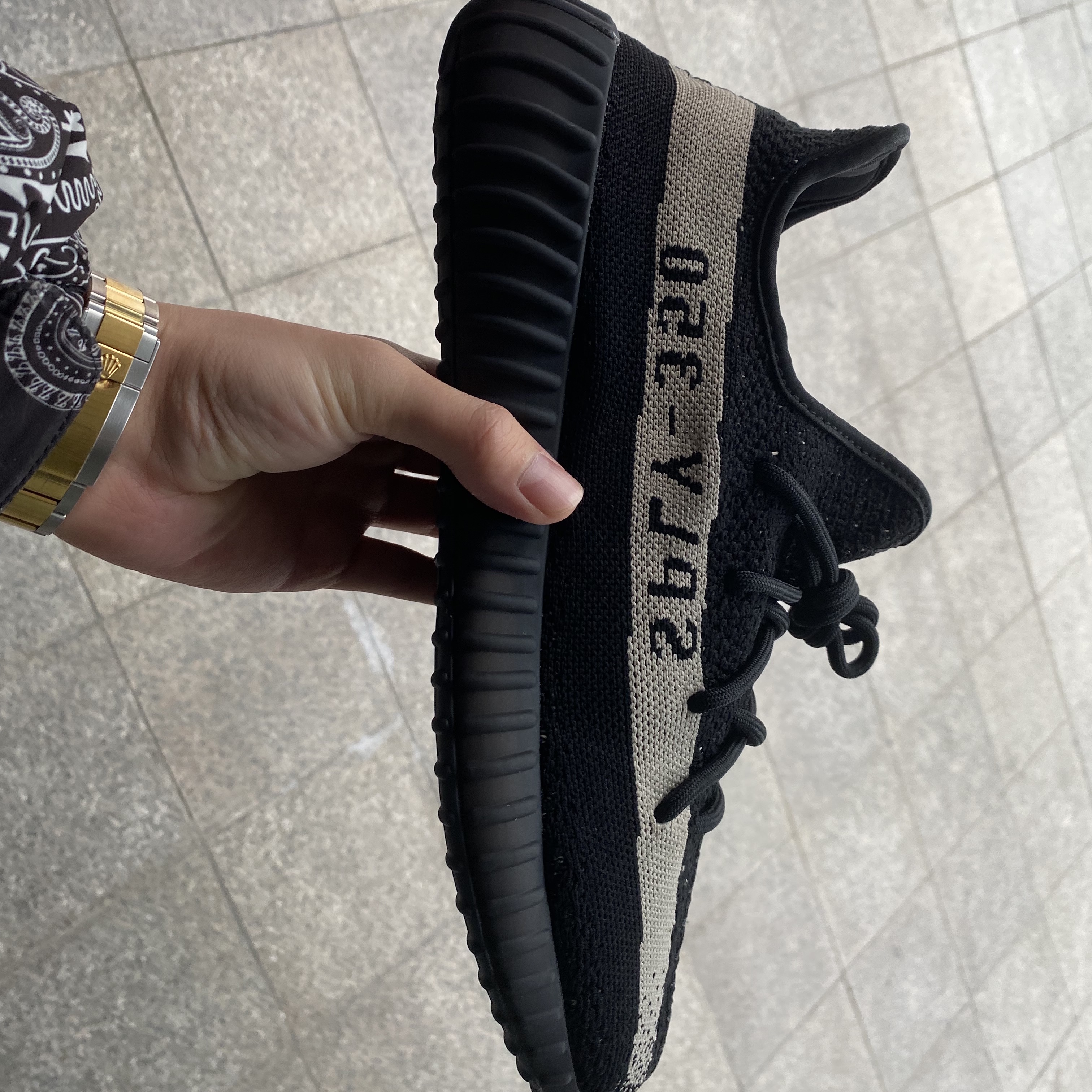 Adidas Yeezy Boost 350 V2 Core Black White 2022 착용 스타일