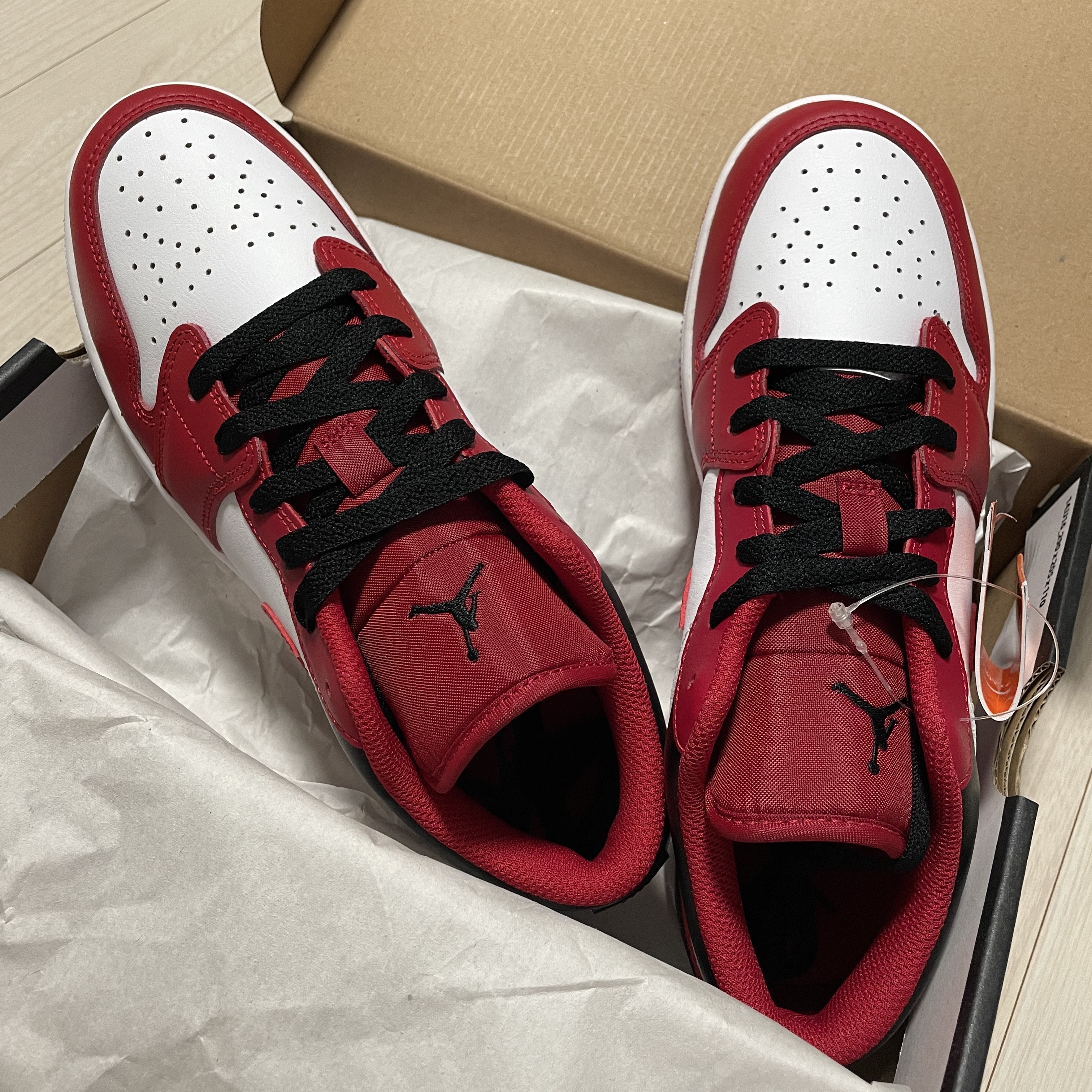 (GS) Jordan 1 Low White Gym Red Black 착용 스타일 - 1