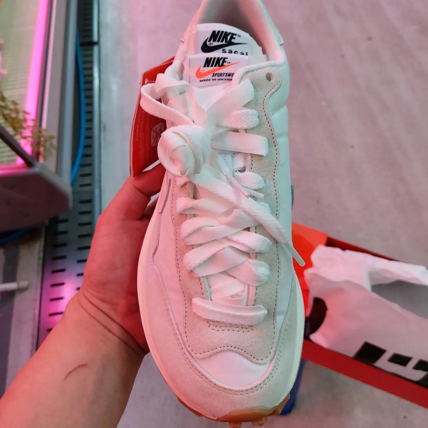 Nike x Sacai VaporWaffle White and Gum 착용 스타일 - 3