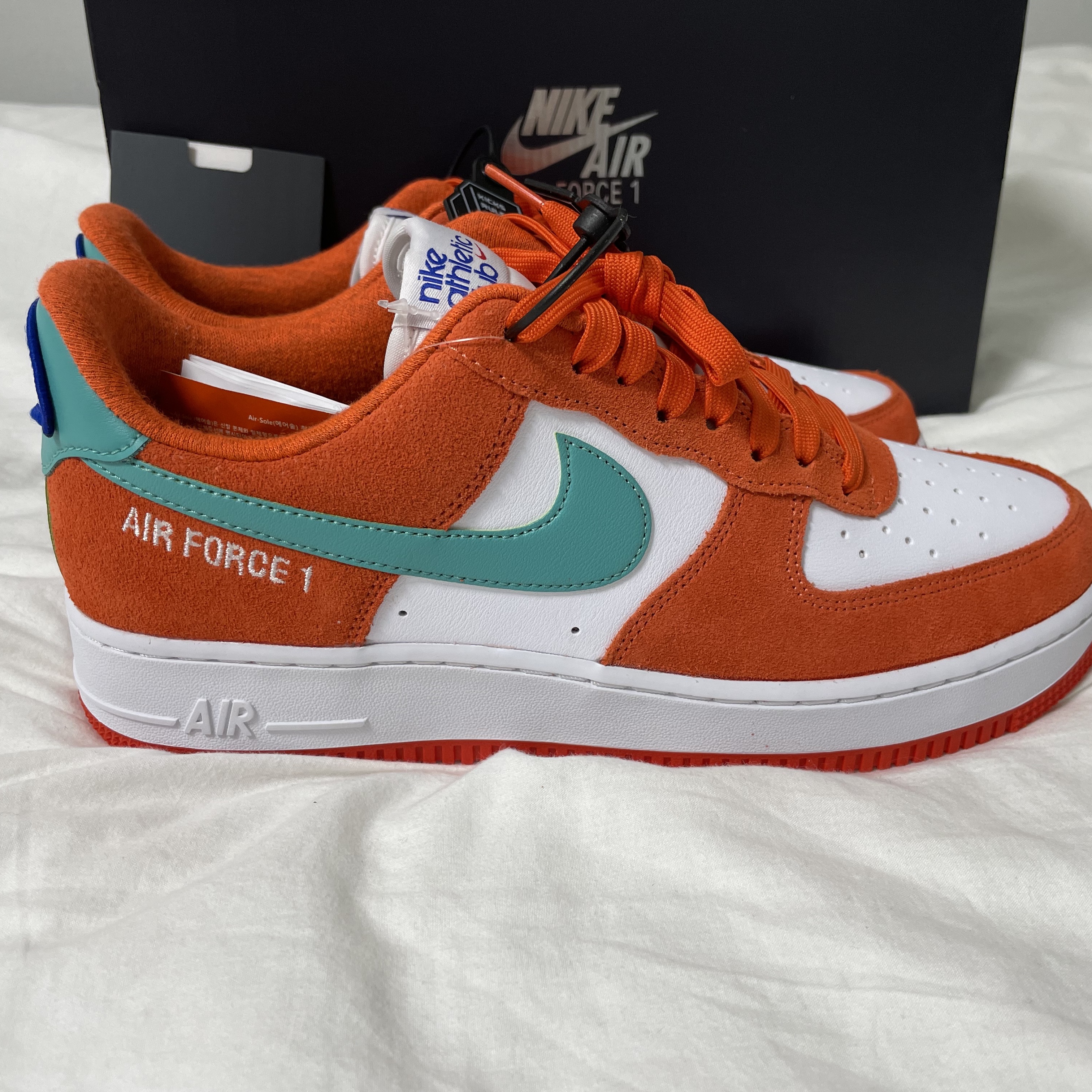 Nike Air Force 1 '07 LV8 Athletic Club Rush Orange Washed Teal 착용 스타일 - 2