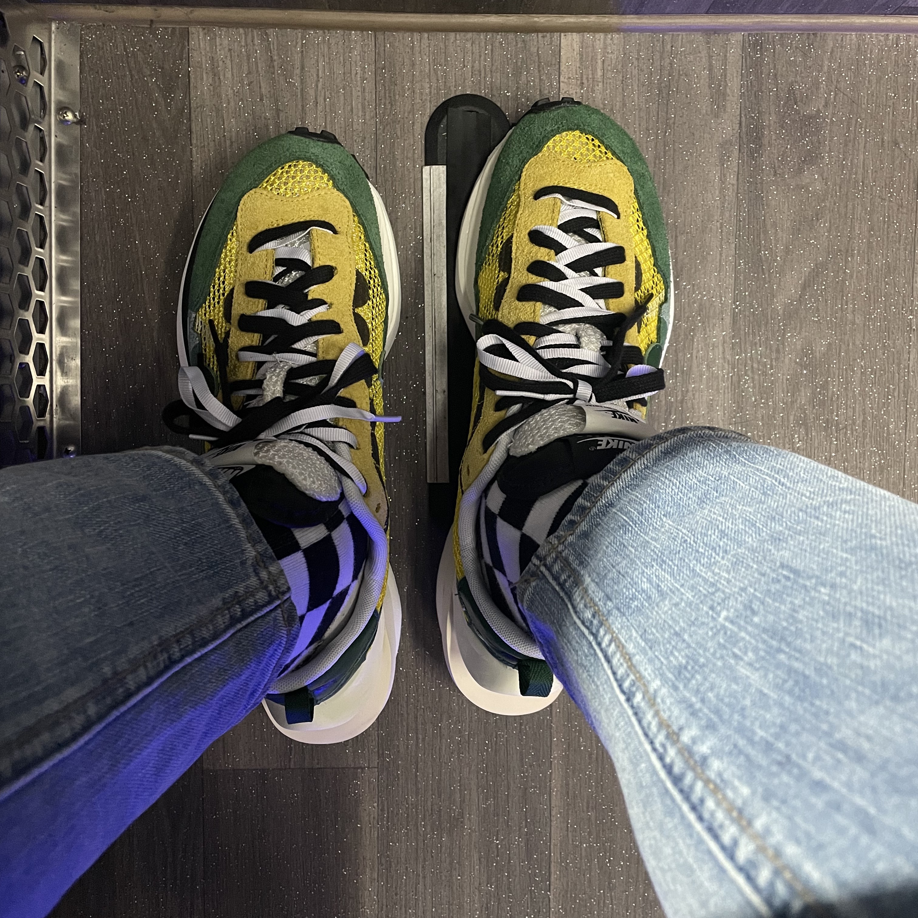 Nike x Sacai VaporWaffle Tour Yellow & Gorge Green Sail 착용 스타일 - 2