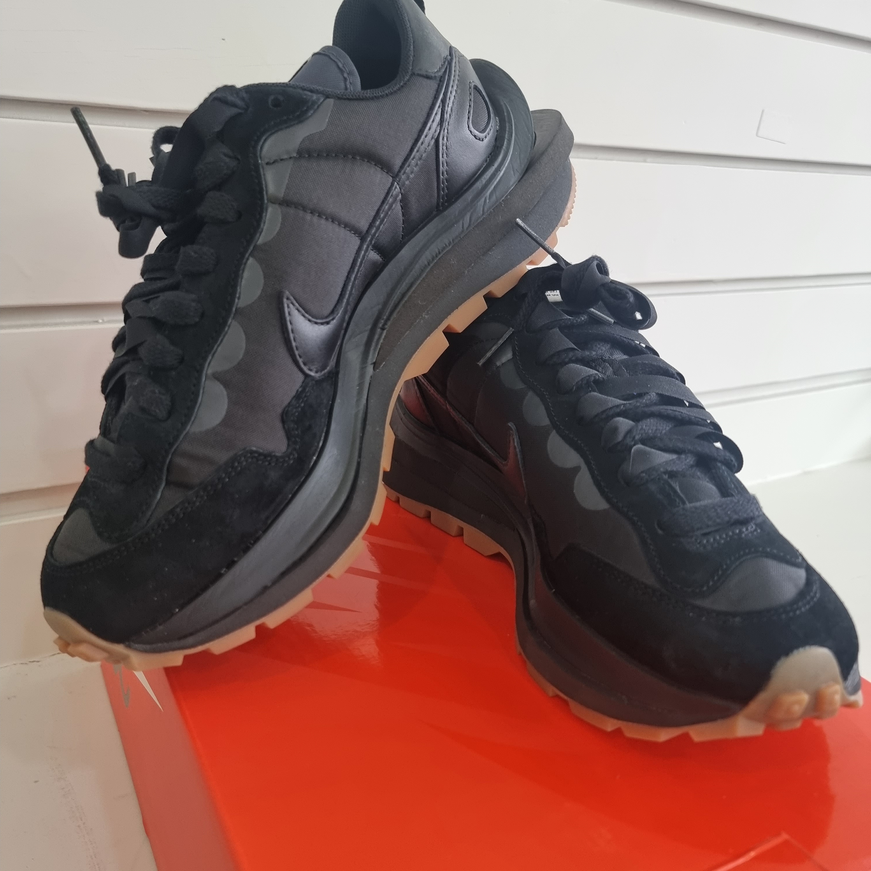 Nike x Sacai VaporWaffle Black and Gum 착용 스타일 - 2