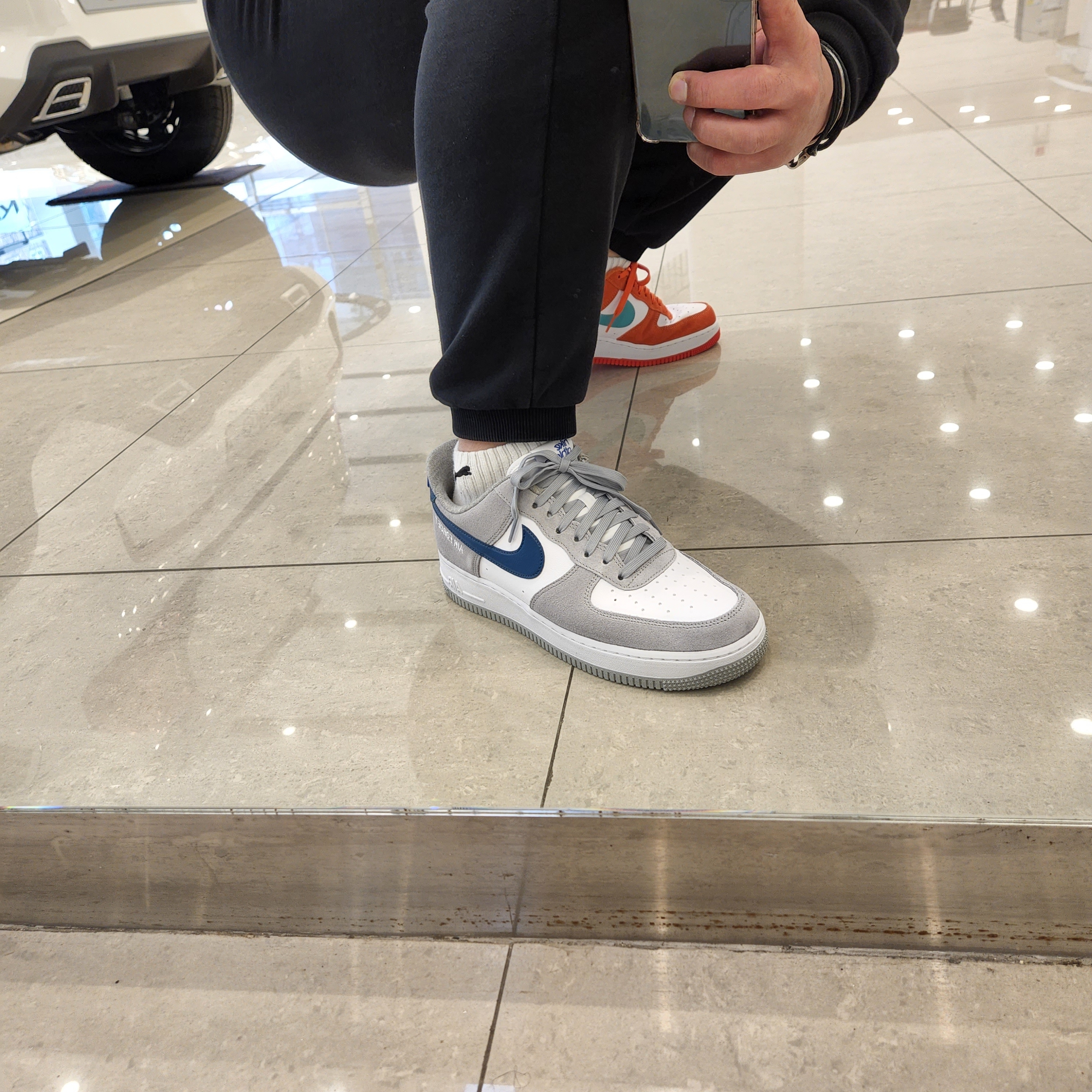 Nike Air Force 1 '07 LV8 Athletic Club Light Smoke Grey Marina, Nike Air Force 1 '07 LV8 Athletic Club Black Dark Sulfur 착용 스타일 - 2