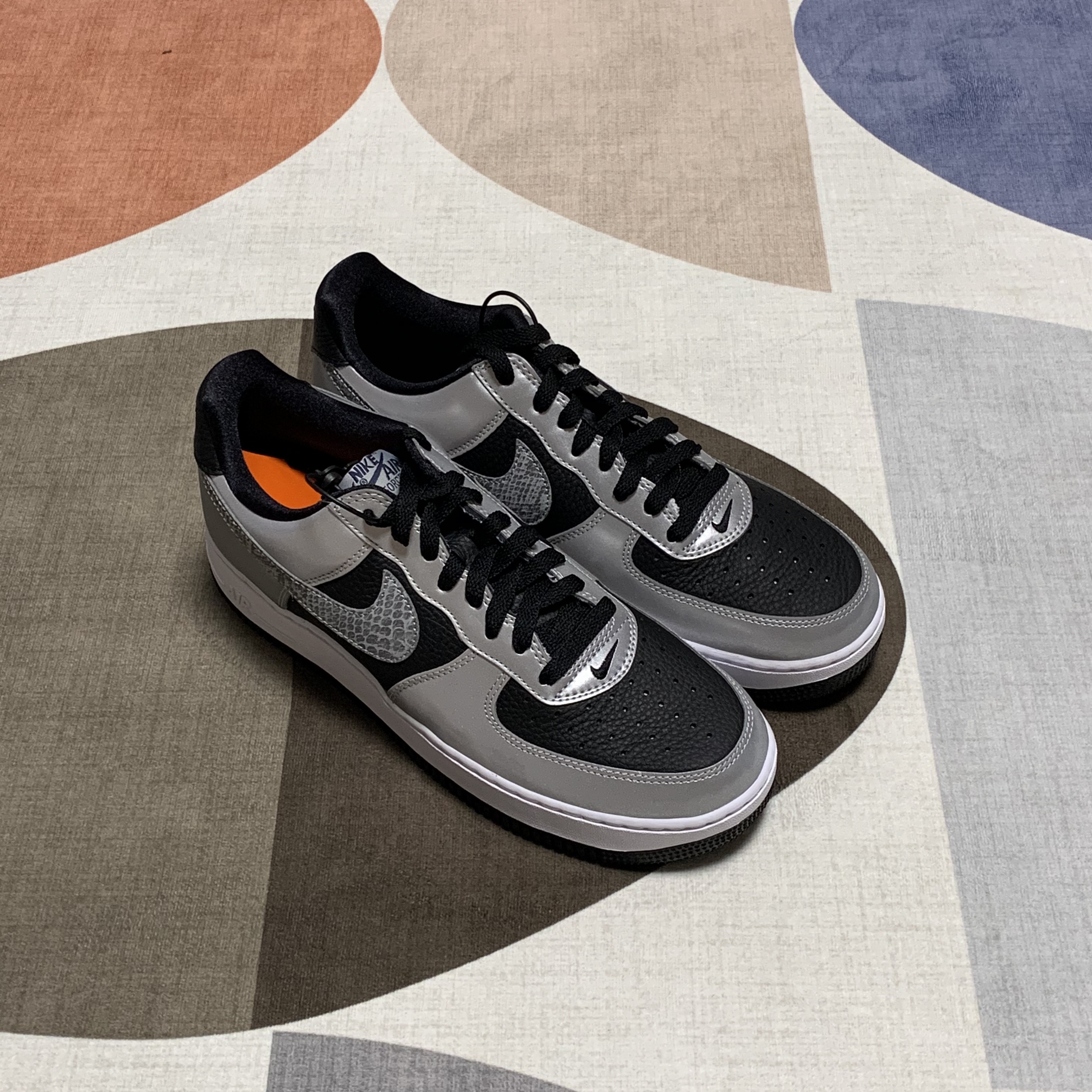 Nike Air Force 1 B Silver Snake 착용 스타일 - 1